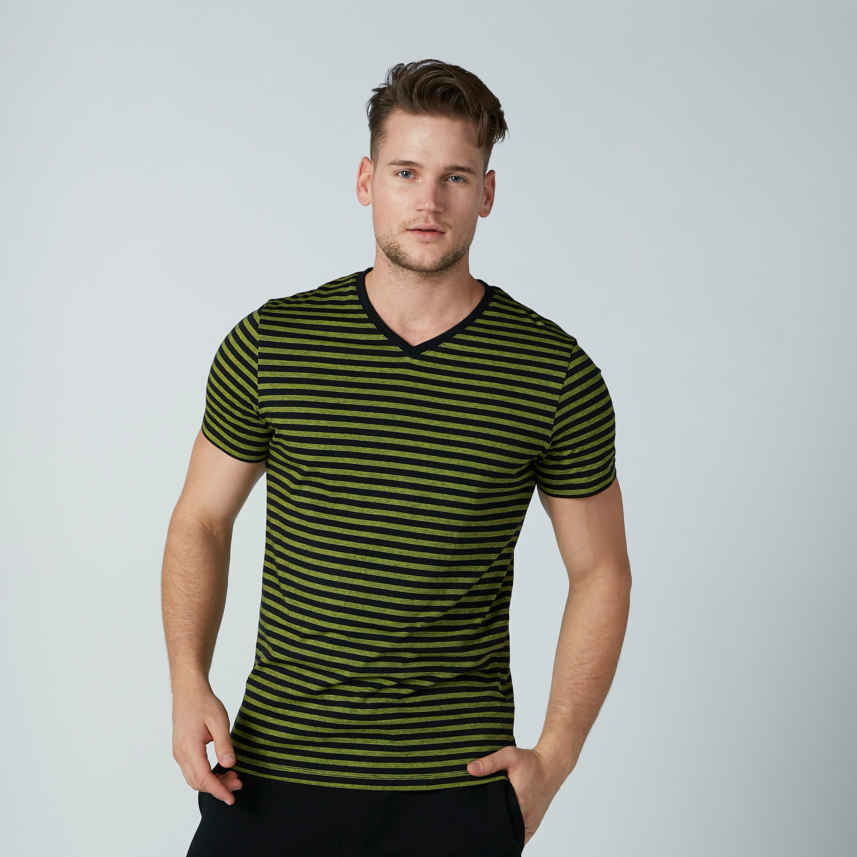 تيشيرت مقلّم بياقة V وأكمام قصيرة-men-clothing-tshirtsandpolos-tshirts-image-1