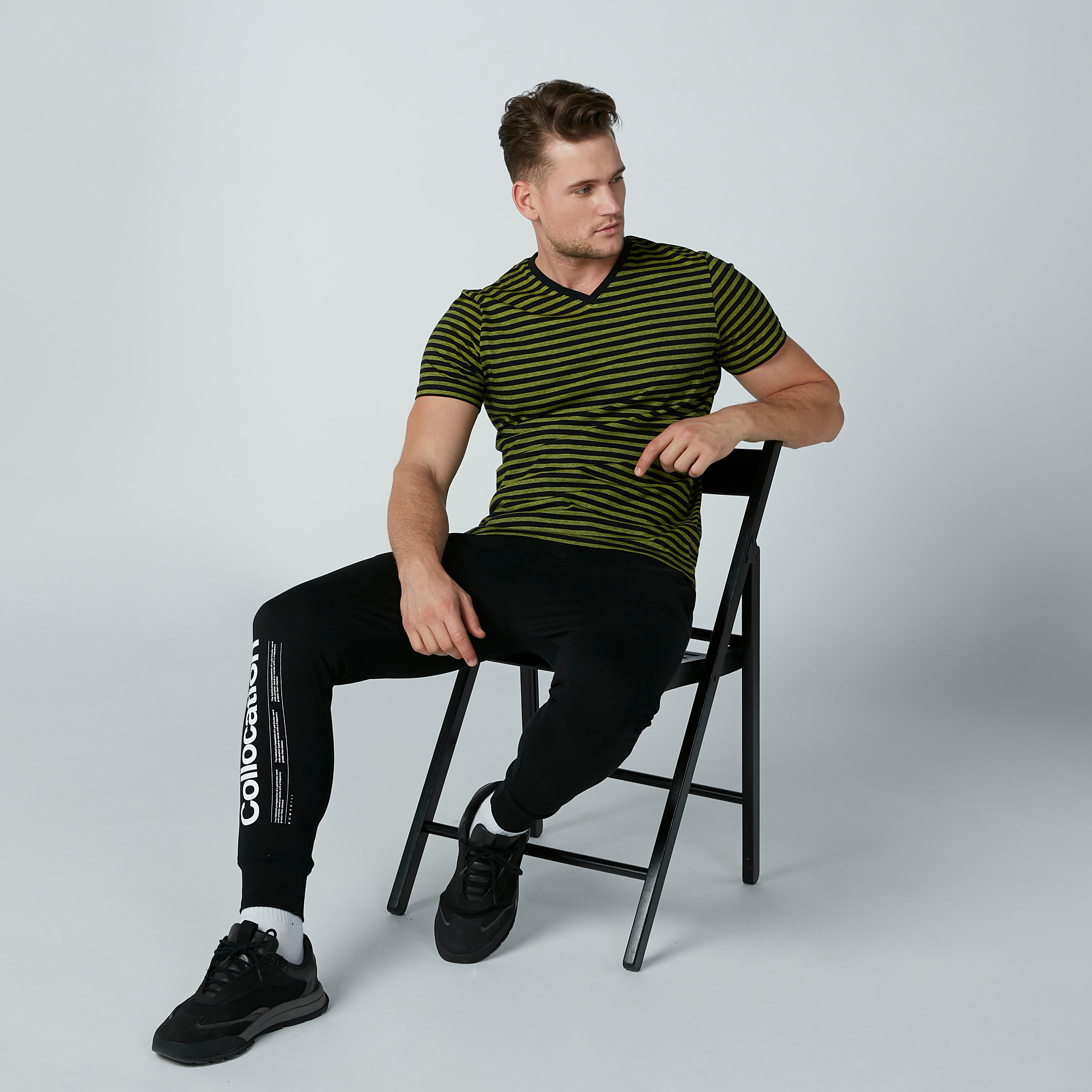 تيشيرت مقلّم بياقة V وأكمام قصيرة-men-clothing-tshirtsandpolos-tshirts-image-2