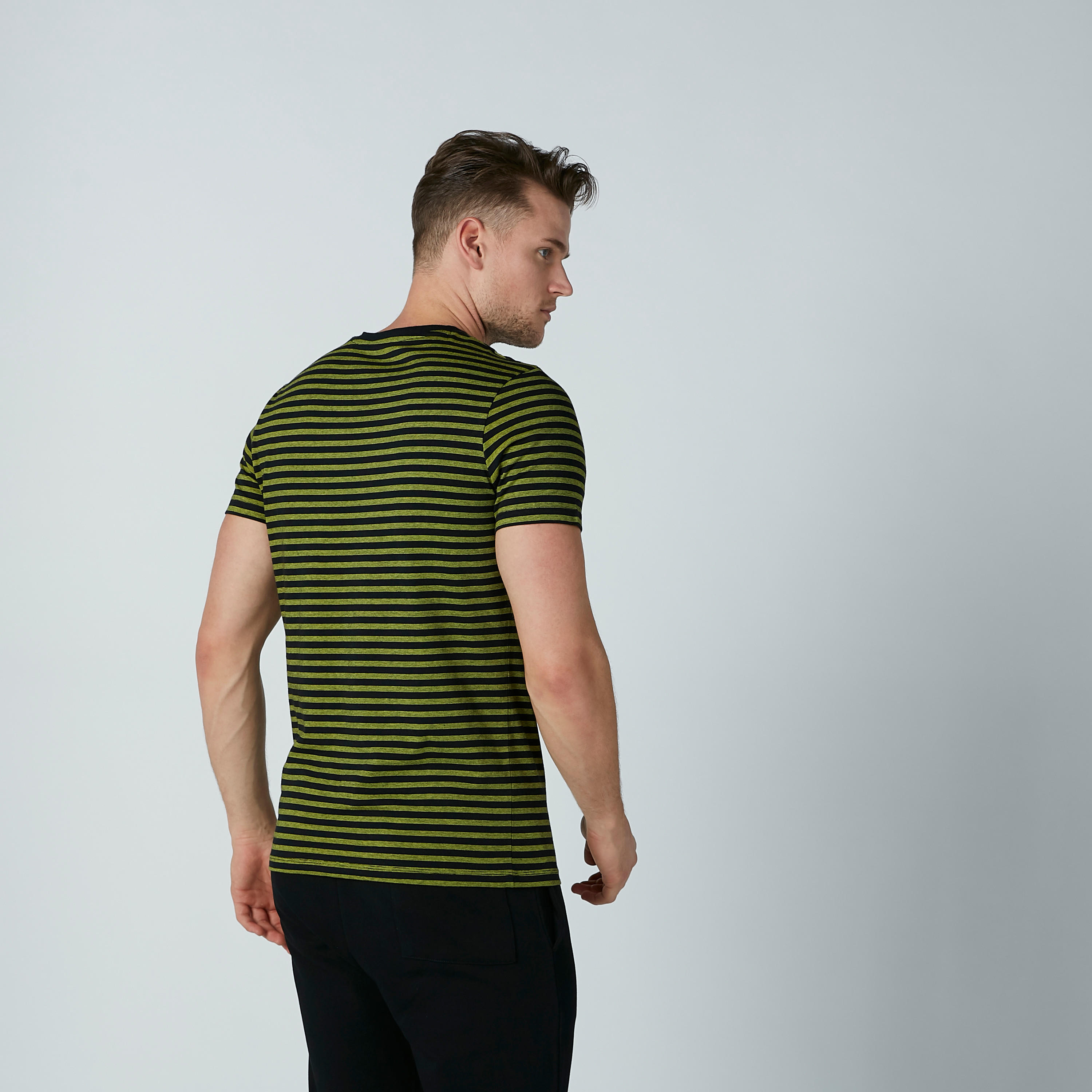 تيشيرت مقلّم بياقة V وأكمام قصيرة-men-clothing-tshirtsandpolos-tshirts-image-3