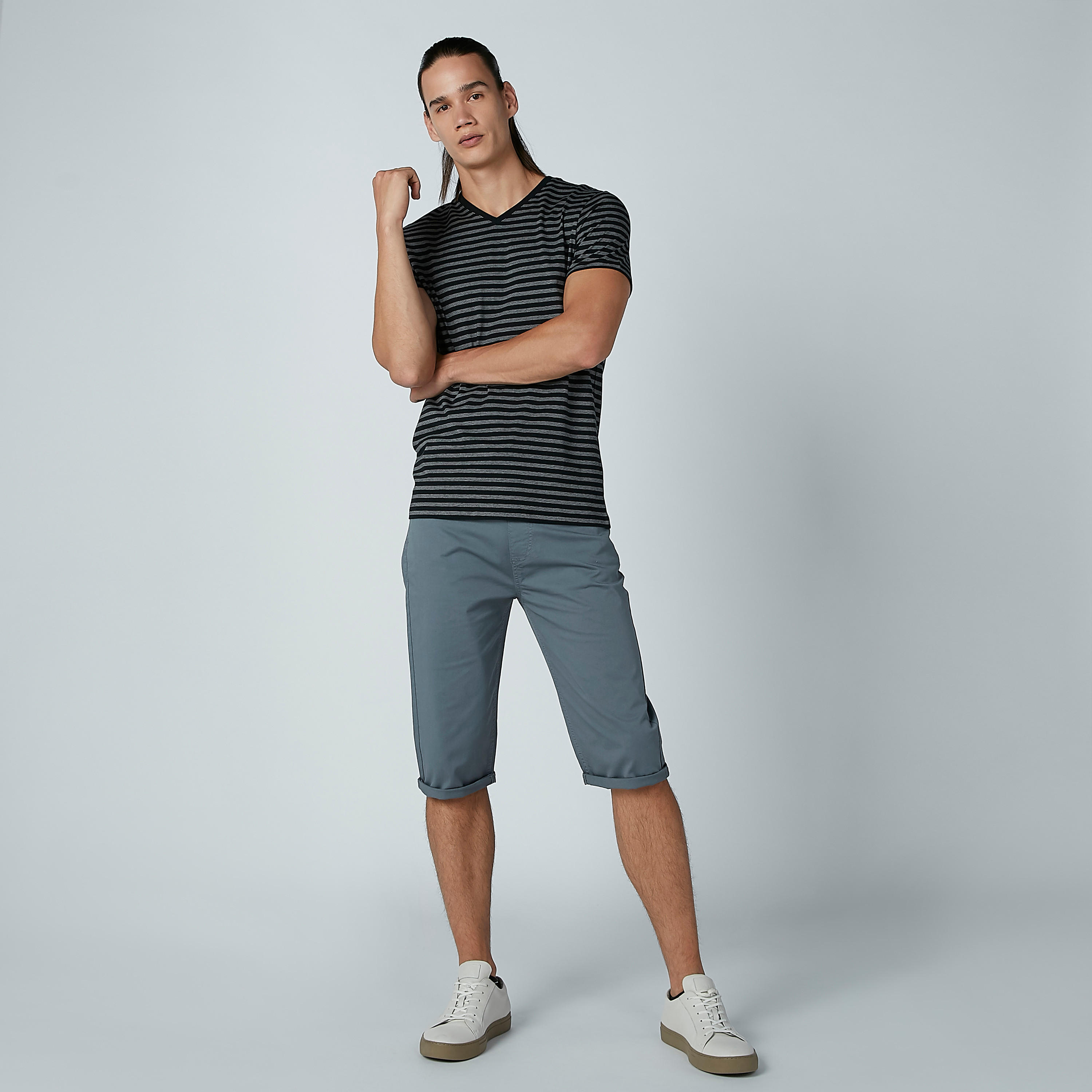 تيشيرت مقلّم بياقة V وأكمام قصيرة-men-clothing-tshirtsandpolos-tshirts-image-1