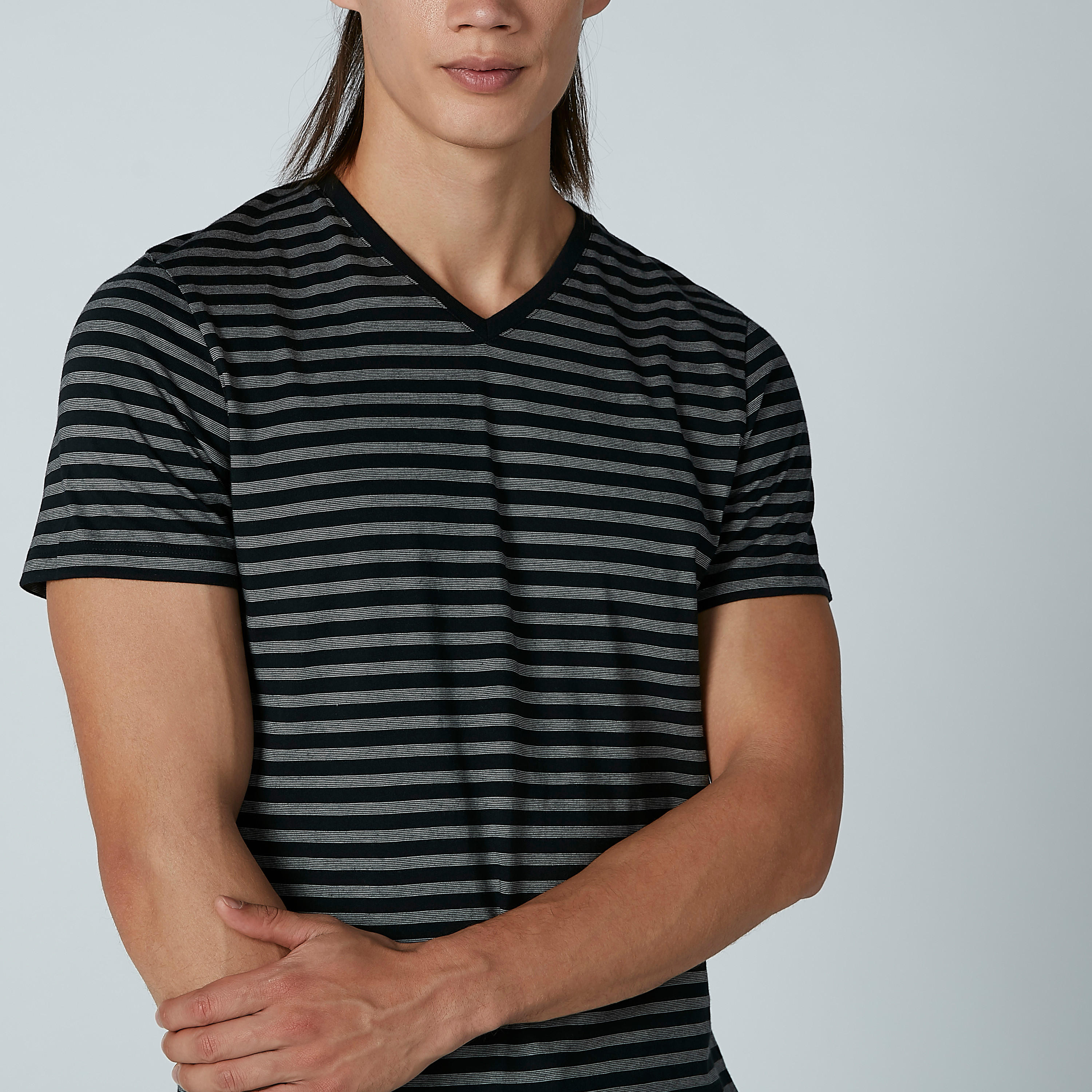 تيشيرت مقلّم بياقة V وأكمام قصيرة-men-clothing-tshirtsandpolos-tshirts-image-2