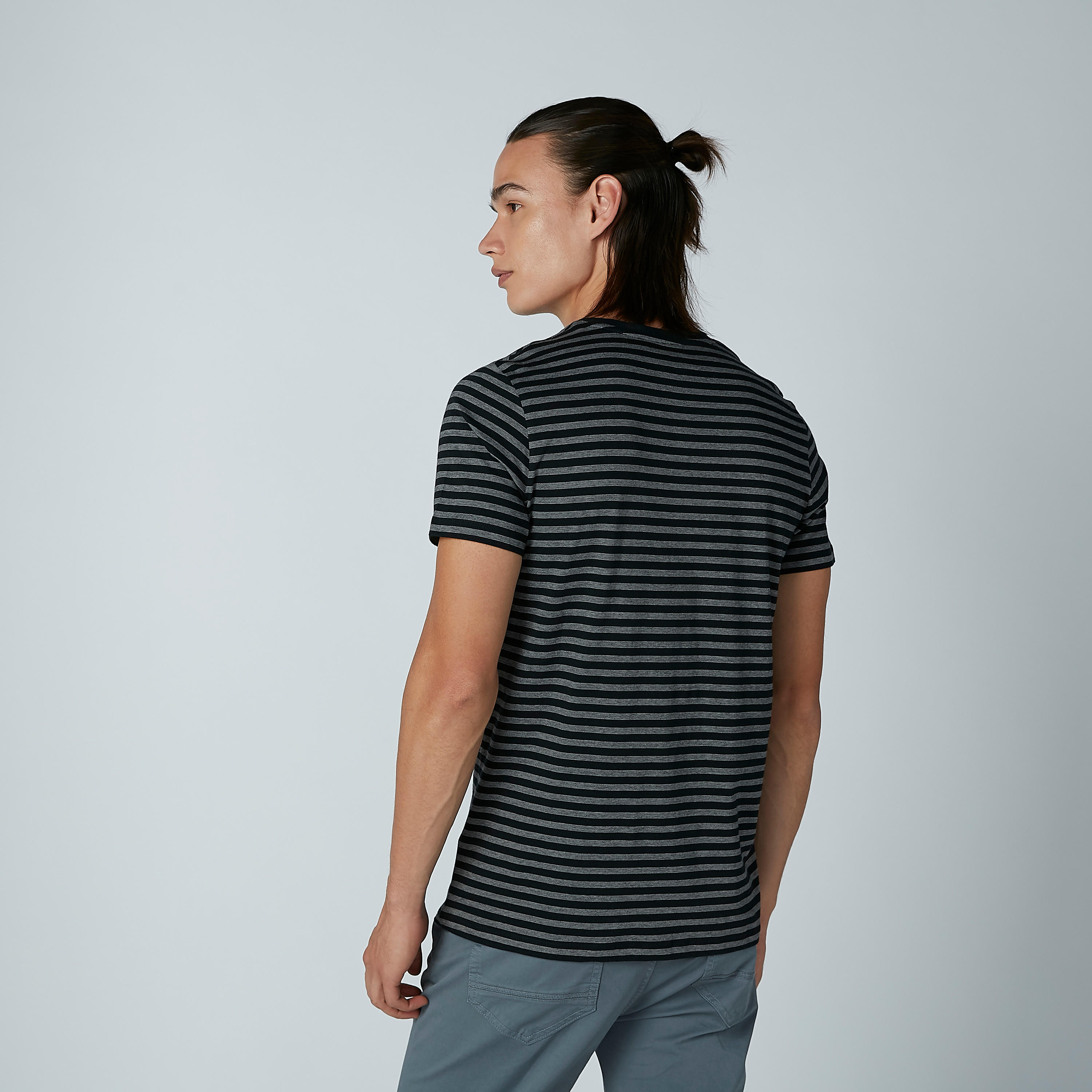 تيشيرت مقلّم بياقة V وأكمام قصيرة-men-clothing-tshirtsandpolos-tshirts-image-3