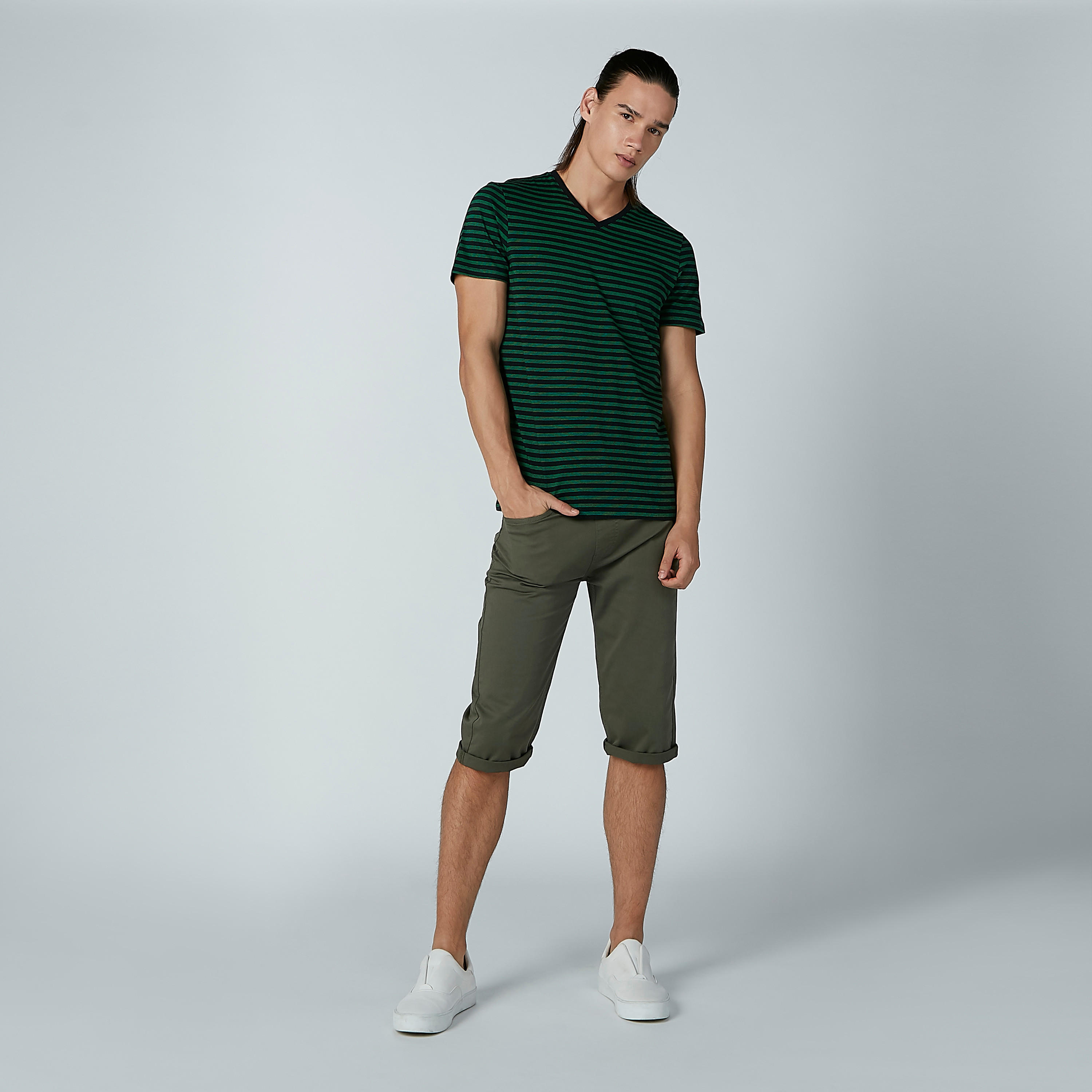 تيشيرت مقلّم بياقة V وأكمام قصيرة-men-clothing-tshirtsandpolos-tshirts-image-2