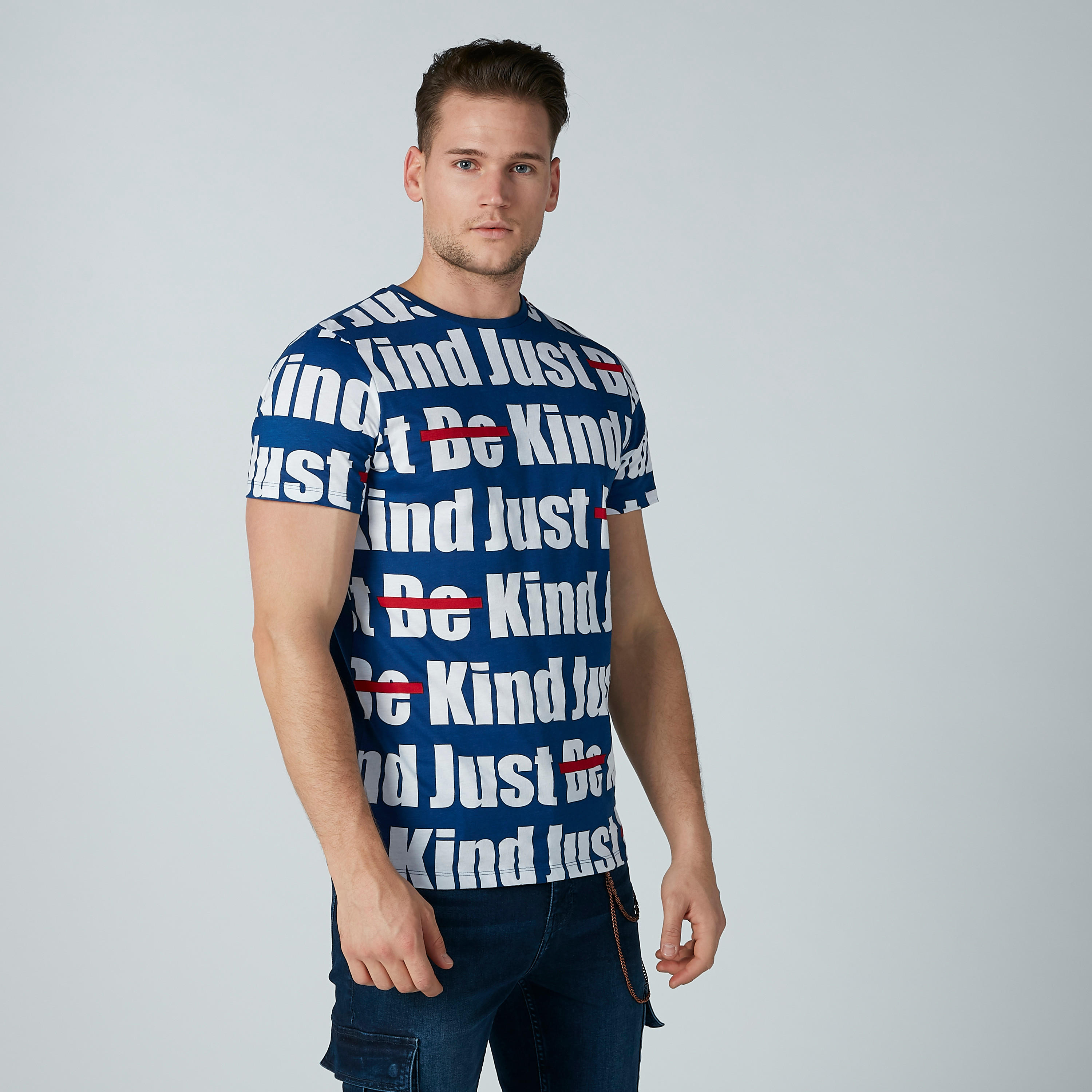 تيشيرت بياقة ضيّقة وأكمام قصيرة وطبعات نصيّة-men-clothing-tshirtsandpolos-tshirts-image-1