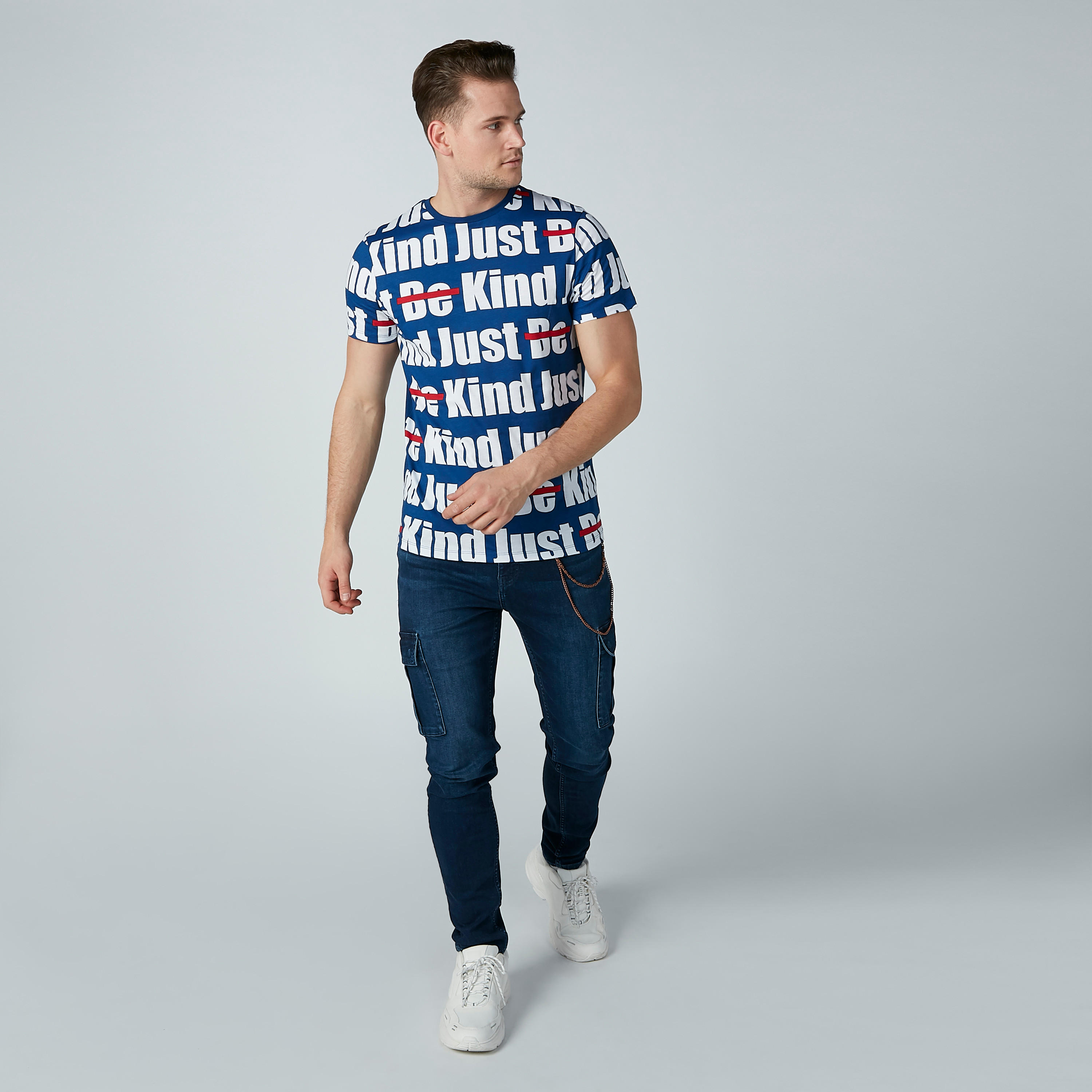 تيشيرت بياقة ضيّقة وأكمام قصيرة وطبعات نصيّة-men-clothing-tshirtsandpolos-tshirts-image-2