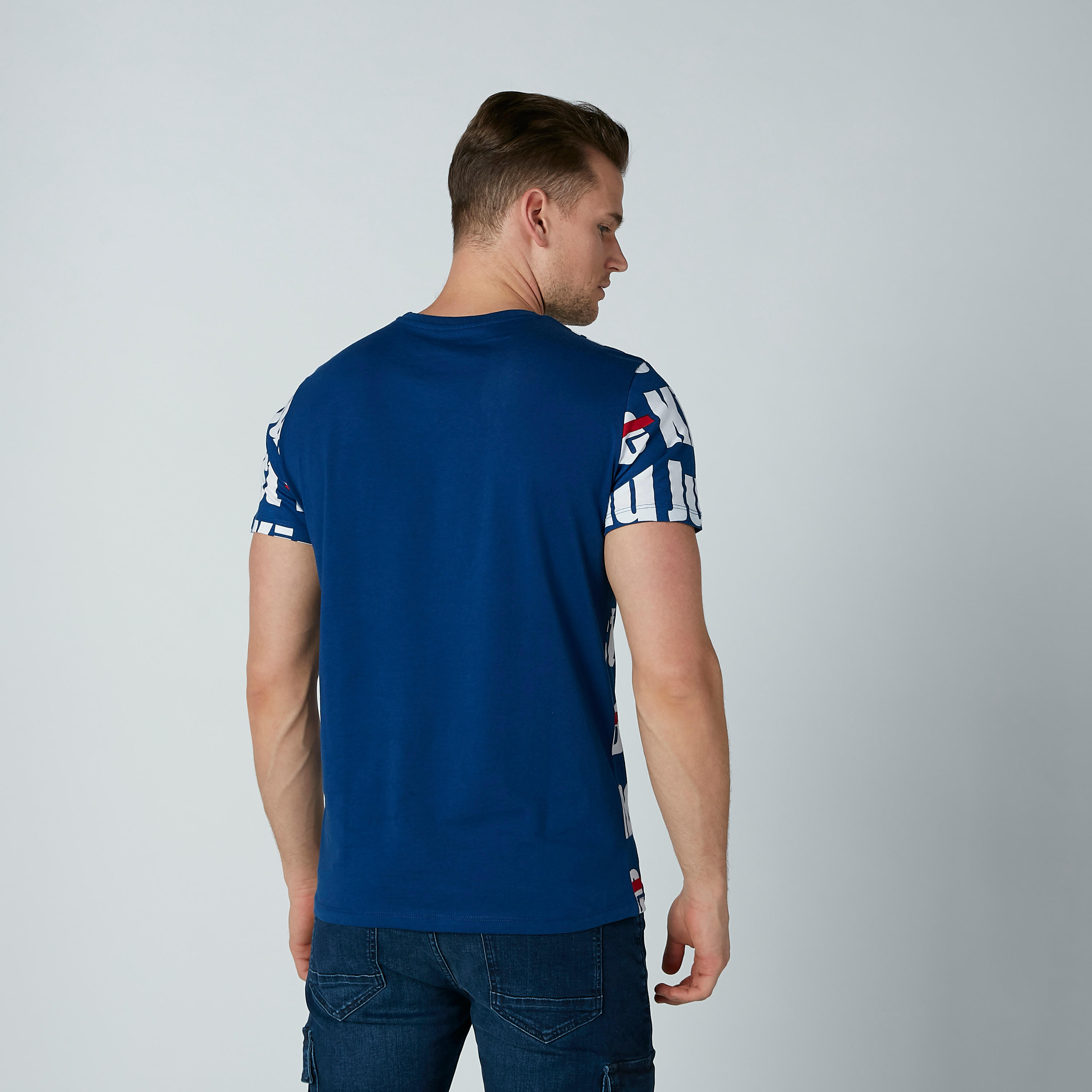تيشيرت بياقة ضيّقة وأكمام قصيرة وطبعات نصيّة-men-clothing-tshirtsandpolos-tshirts-image-3