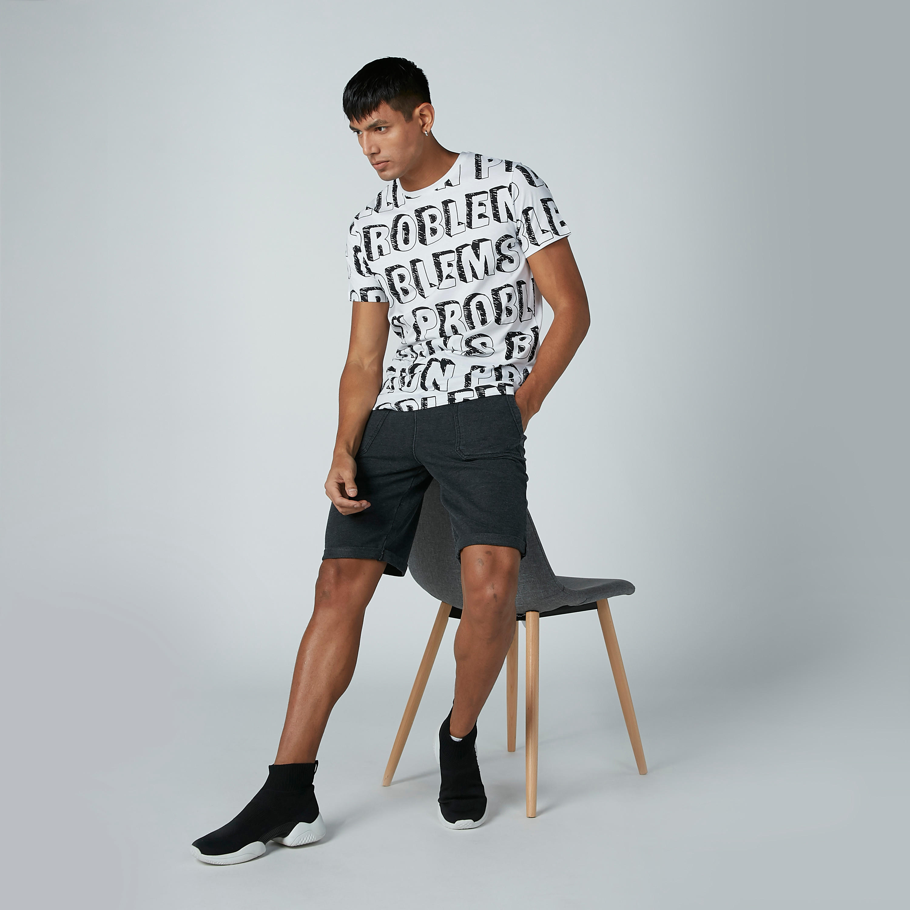 تيشيرت بياقة مستديرة وأكمام قصيرة وطبعات نصيّة-men-clothing-tshirtsandpolos-tshirts-image-1