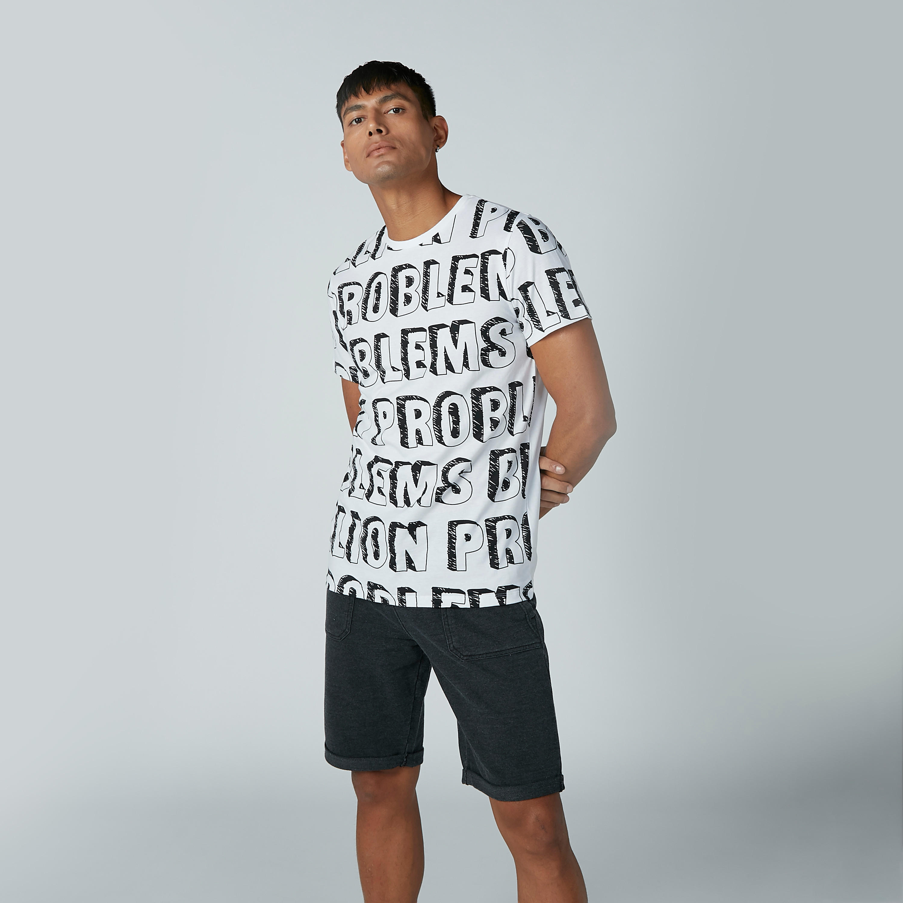تيشيرت بياقة مستديرة وأكمام قصيرة وطبعات نصيّة-men-clothing-tshirtsandpolos-tshirts-image-2