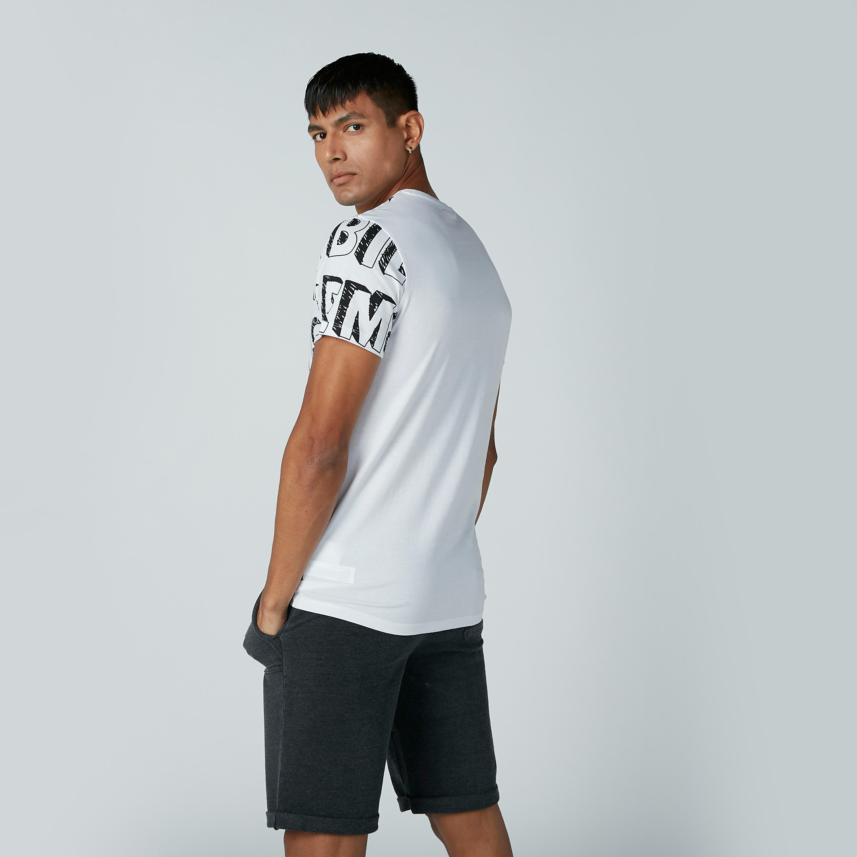 تيشيرت بياقة مستديرة وأكمام قصيرة وطبعات نصيّة-men-clothing-tshirtsandpolos-tshirts-image-3