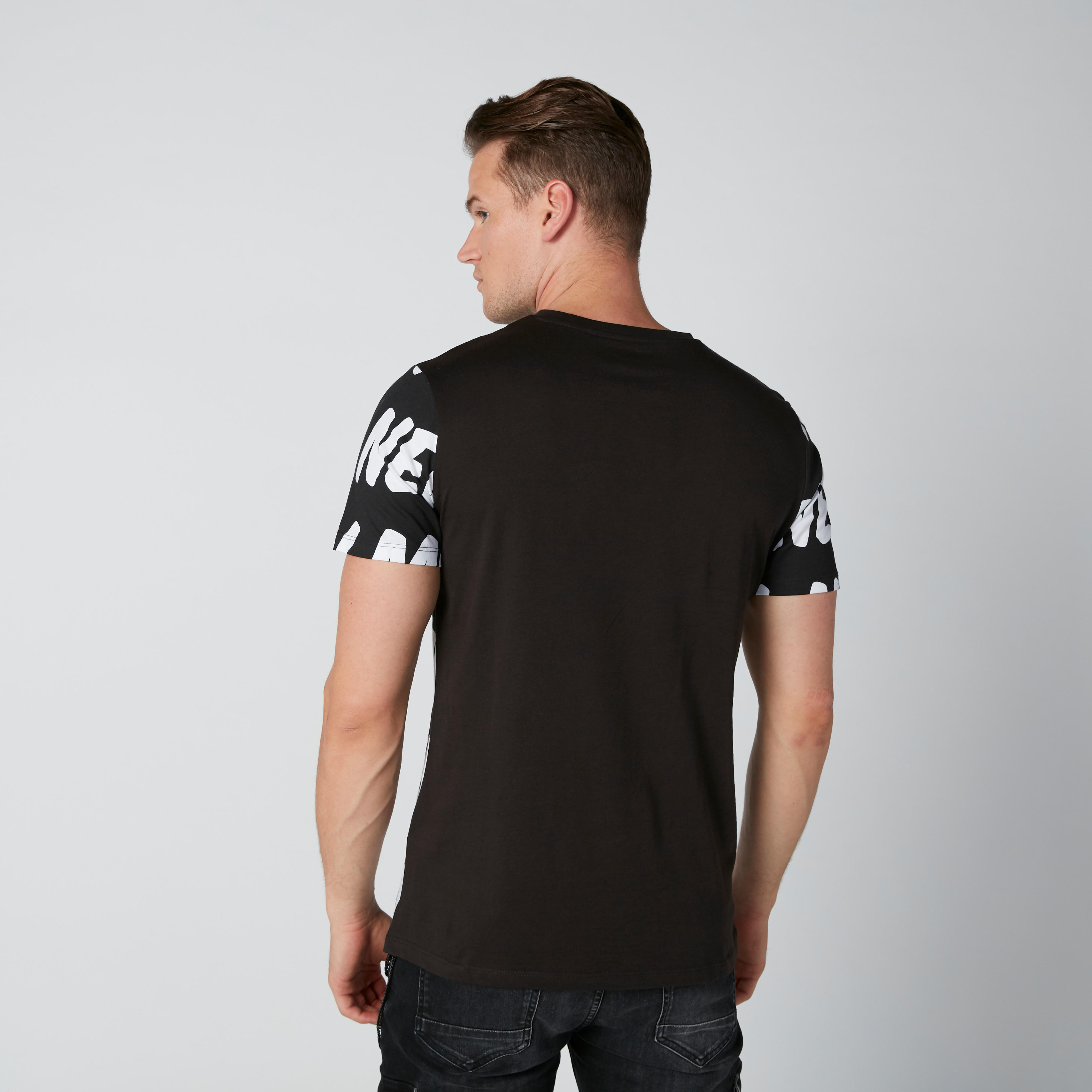 تيشيرت بأكمام قصيرة وطبعات نصيّة-men-clothing-tshirtsandpolos-tshirts-image-3