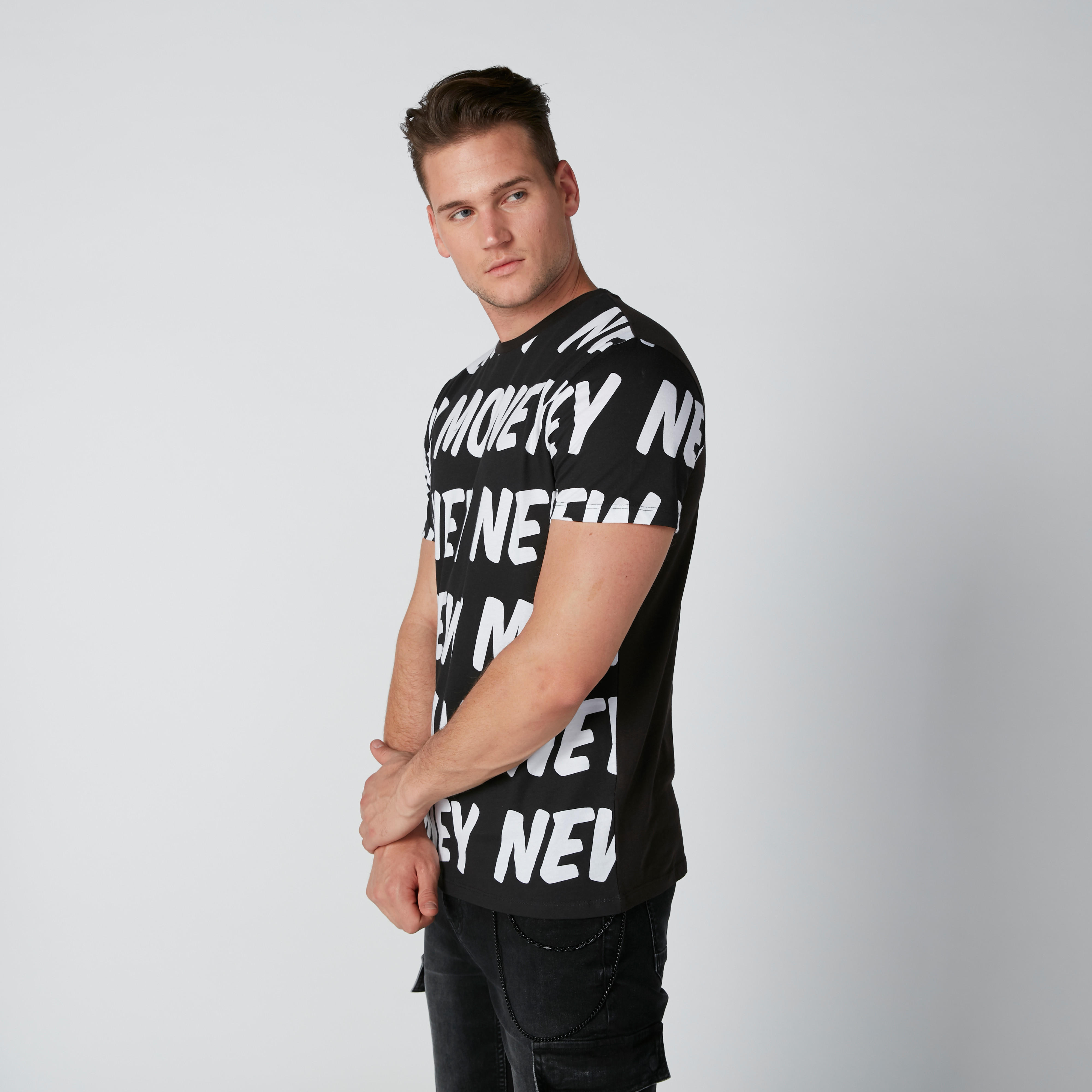 تيشيرت بأكمام قصيرة وطبعات نصيّة-men-clothing-tshirtsandpolos-tshirts-image-2