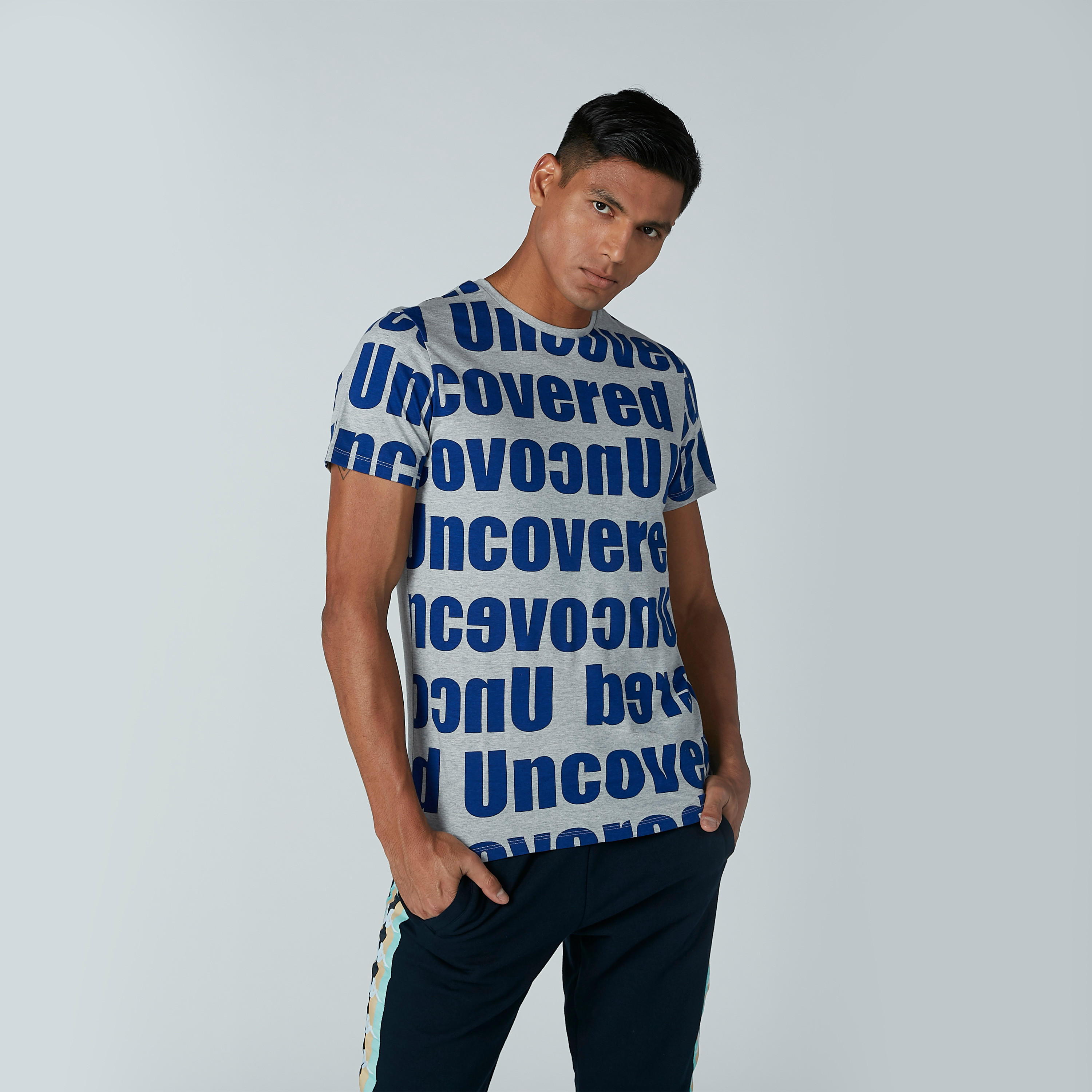 تيشيرت بياقة مستديرة وأكمام قصيرة وطبعات نصيّة-men-clothing-tshirtsandpolos-tshirts-image-1