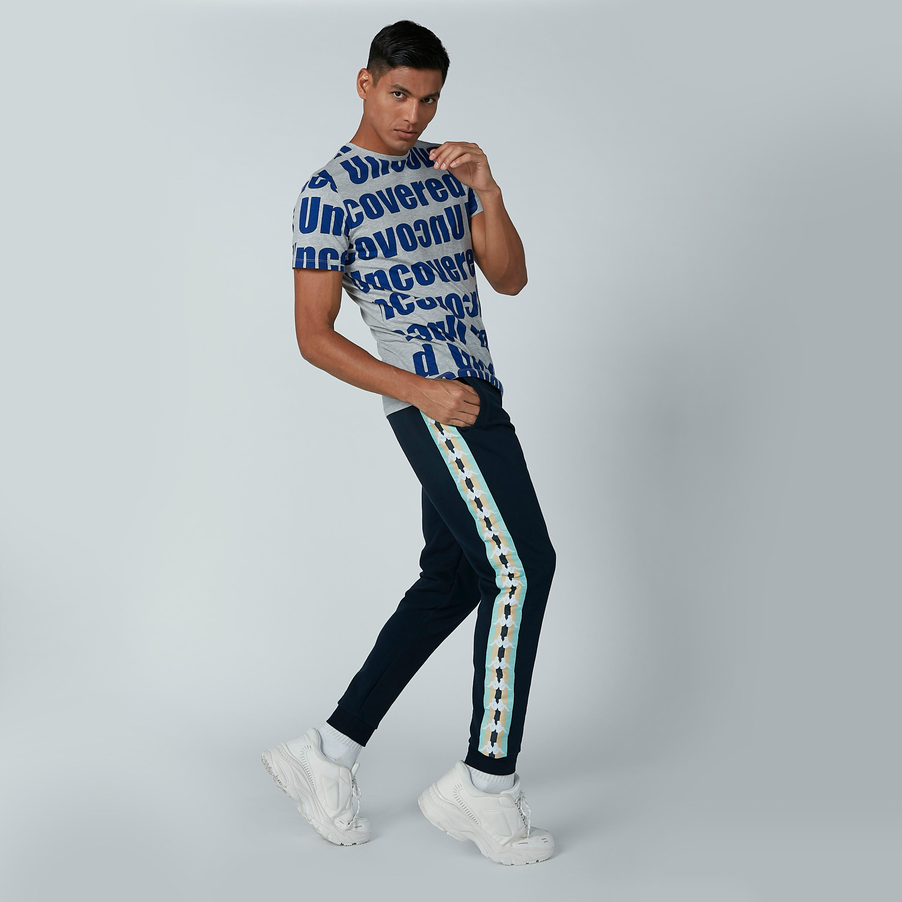 تيشيرت بياقة مستديرة وأكمام قصيرة وطبعات نصيّة-men-clothing-tshirtsandpolos-tshirts-image-2