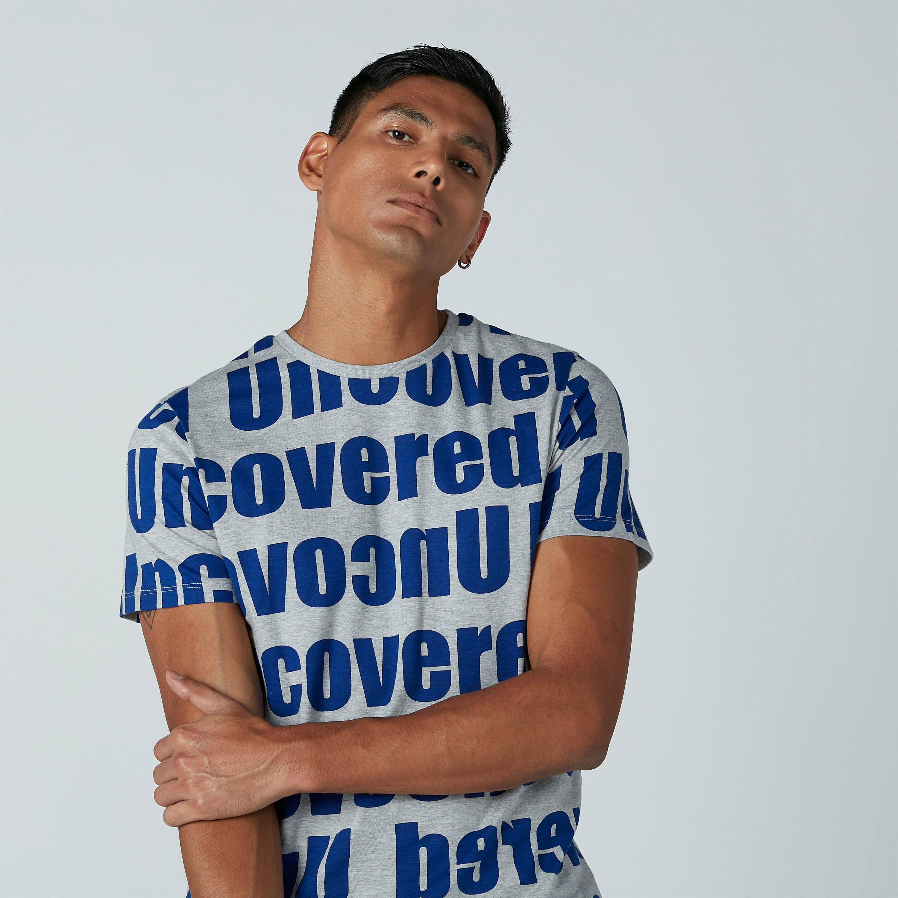 تيشيرت بياقة مستديرة وأكمام قصيرة وطبعات نصيّة-men-clothing-tshirtsandpolos-tshirts-image-3