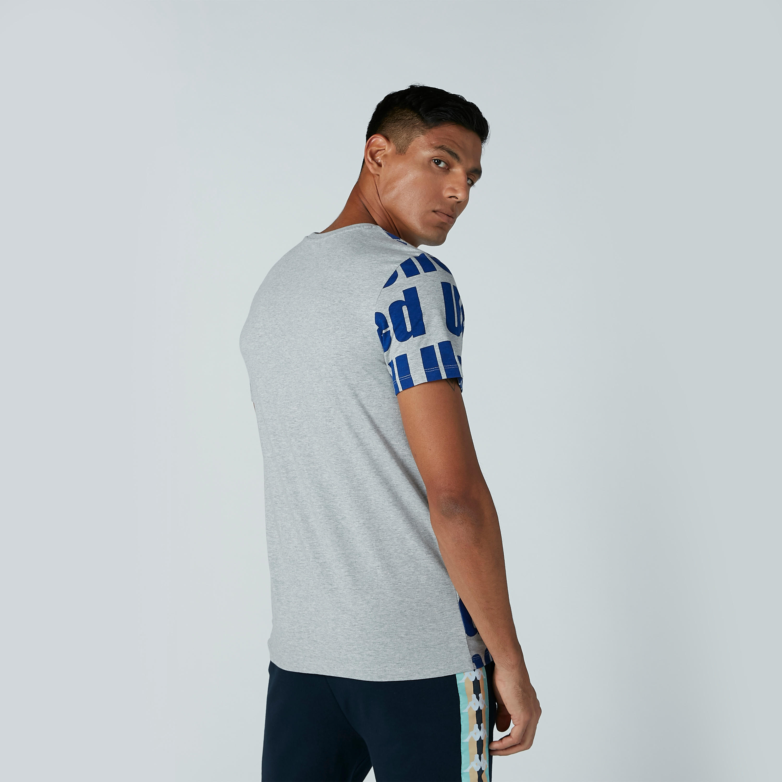 تيشيرت بياقة مستديرة وأكمام قصيرة وطبعات نصيّة-men-clothing-tshirtsandpolos-tshirts-image-4