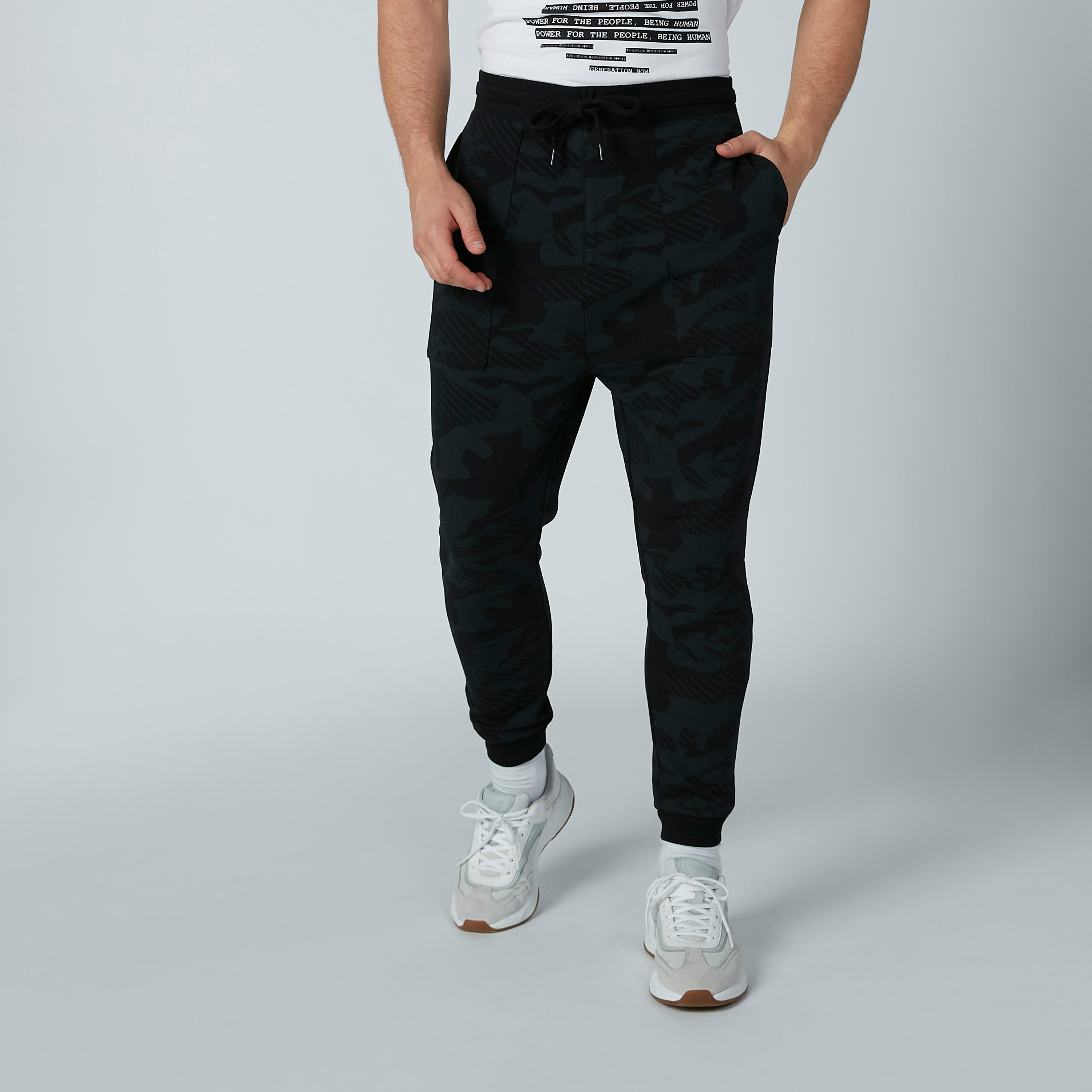 بنطال رياضي برباط وجيوب وطبعات-men-clothing-bottoms-joggers-image-2