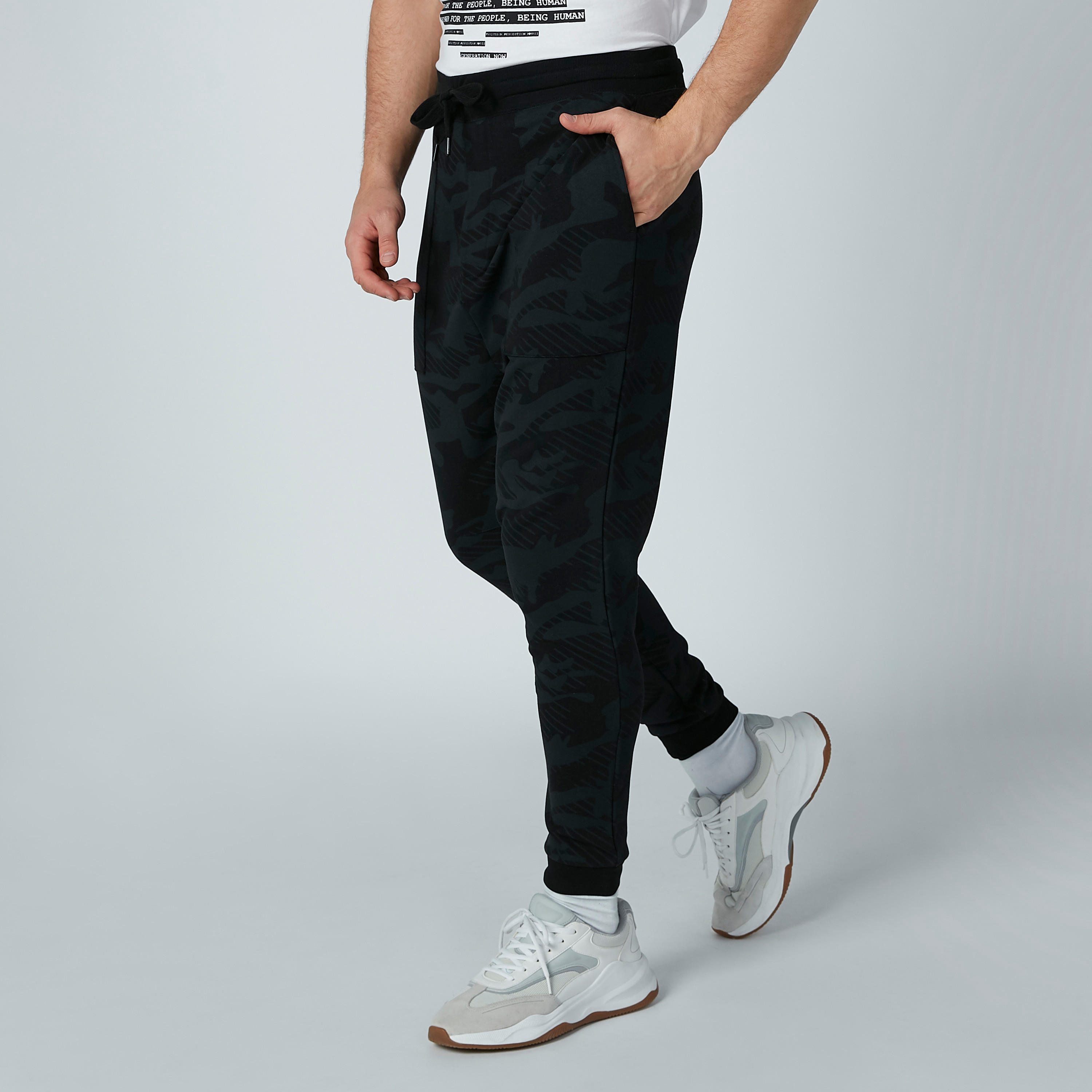 بنطال رياضي برباط وجيوب وطبعات-men-clothing-bottoms-joggers-image-3