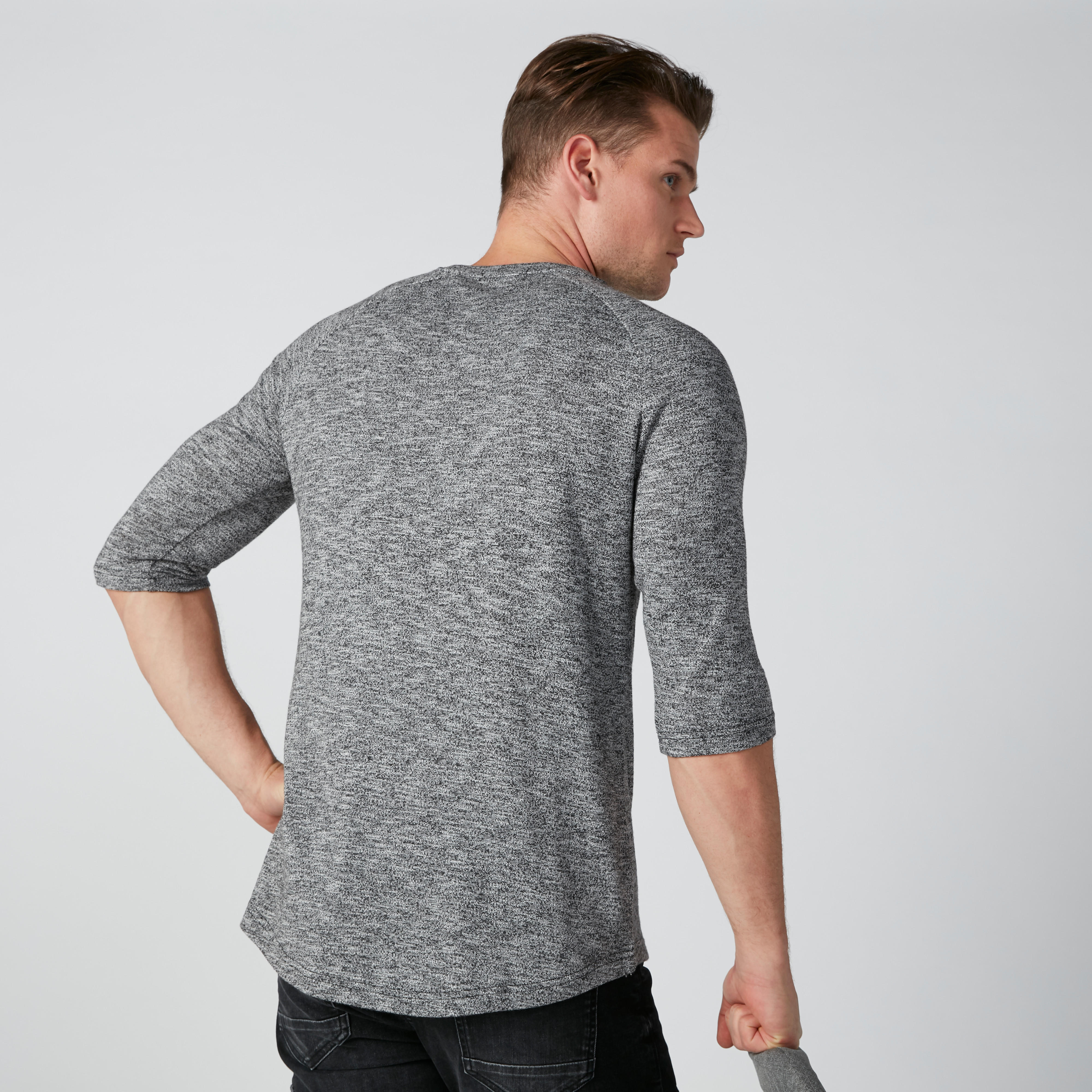 تيشيرت بياقة مستديرة وأكمام مغايرة وطبعات-men-clothing-tshirtsandpolos-tshirts-image-3