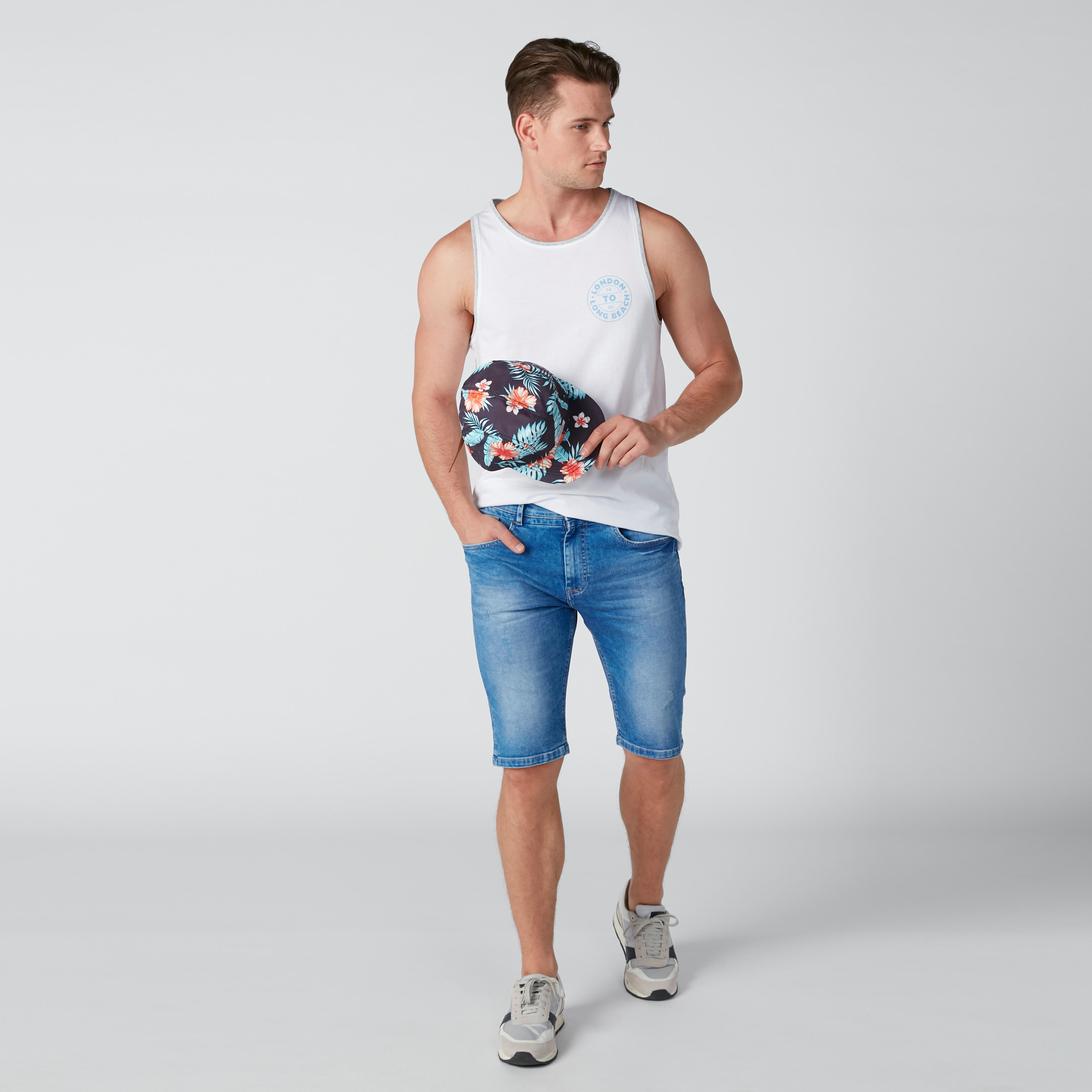 تيشيرت دون أكمام بياقة مستديرة وطبعات-men-clothing-tshirtsandpolos-tshirts-image-1