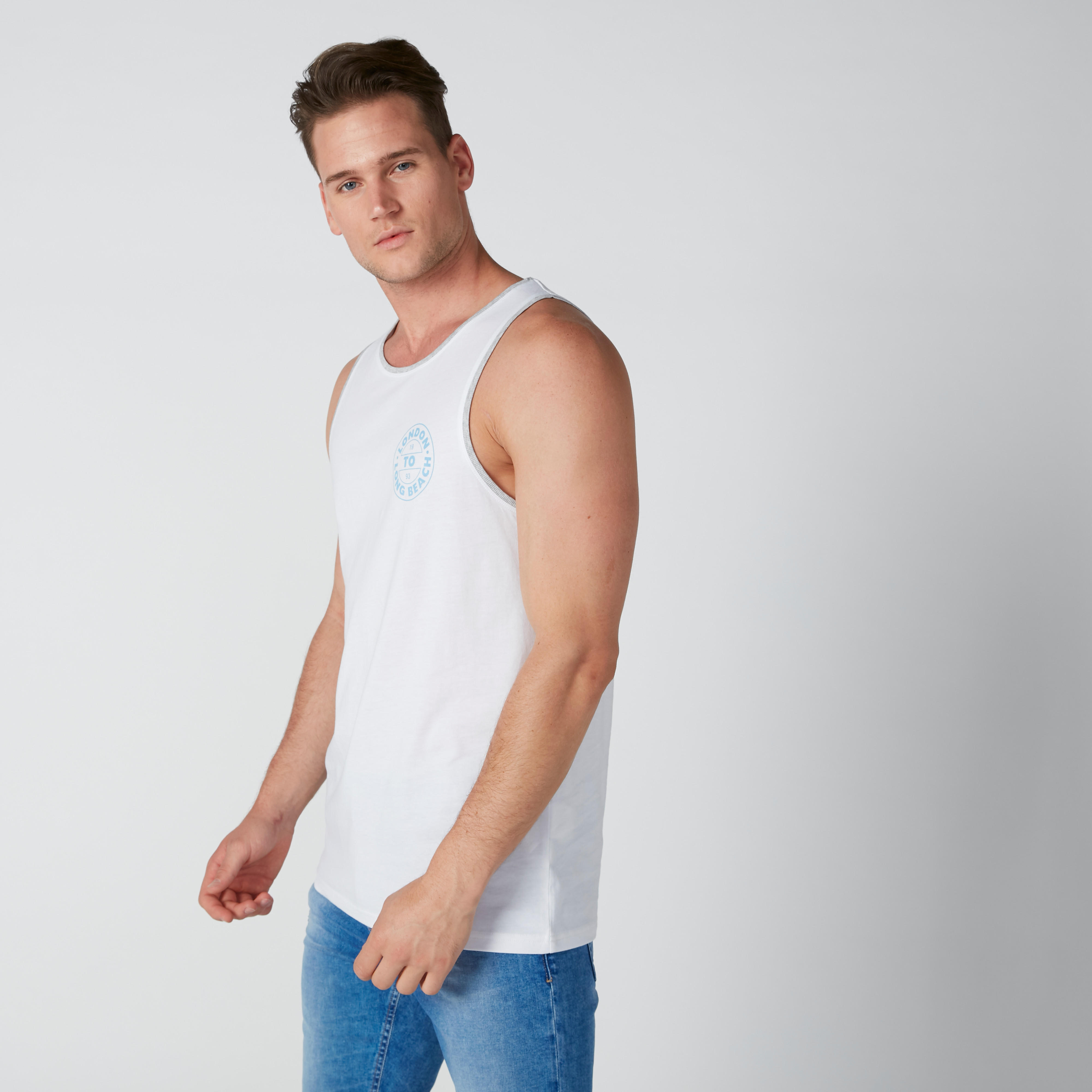 تيشيرت دون أكمام بياقة مستديرة وطبعات-men-clothing-tshirtsandpolos-tshirts-image-2