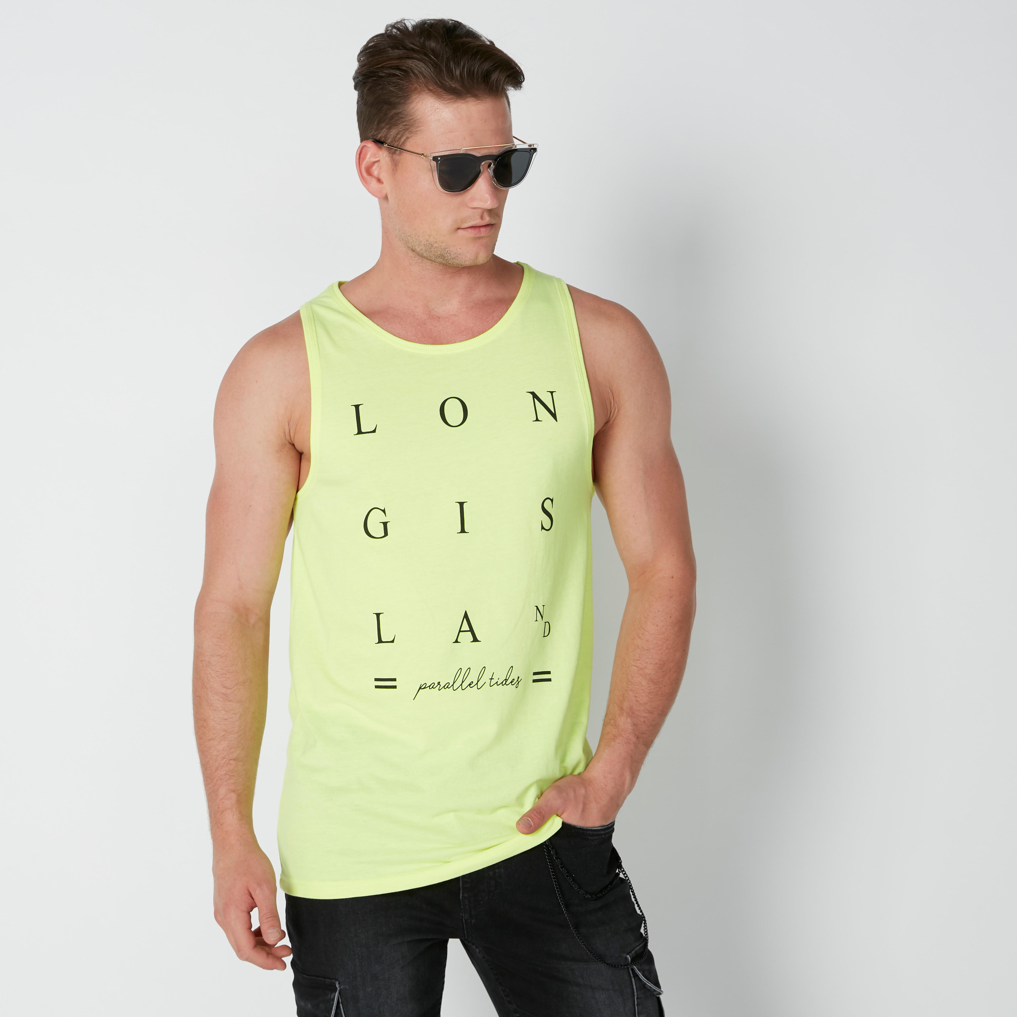 تيشيرت دون أكمام بياقة مستديرة وطبعات نصيّة-men-clothing-tshirtsandpolos-tshirts-image-1