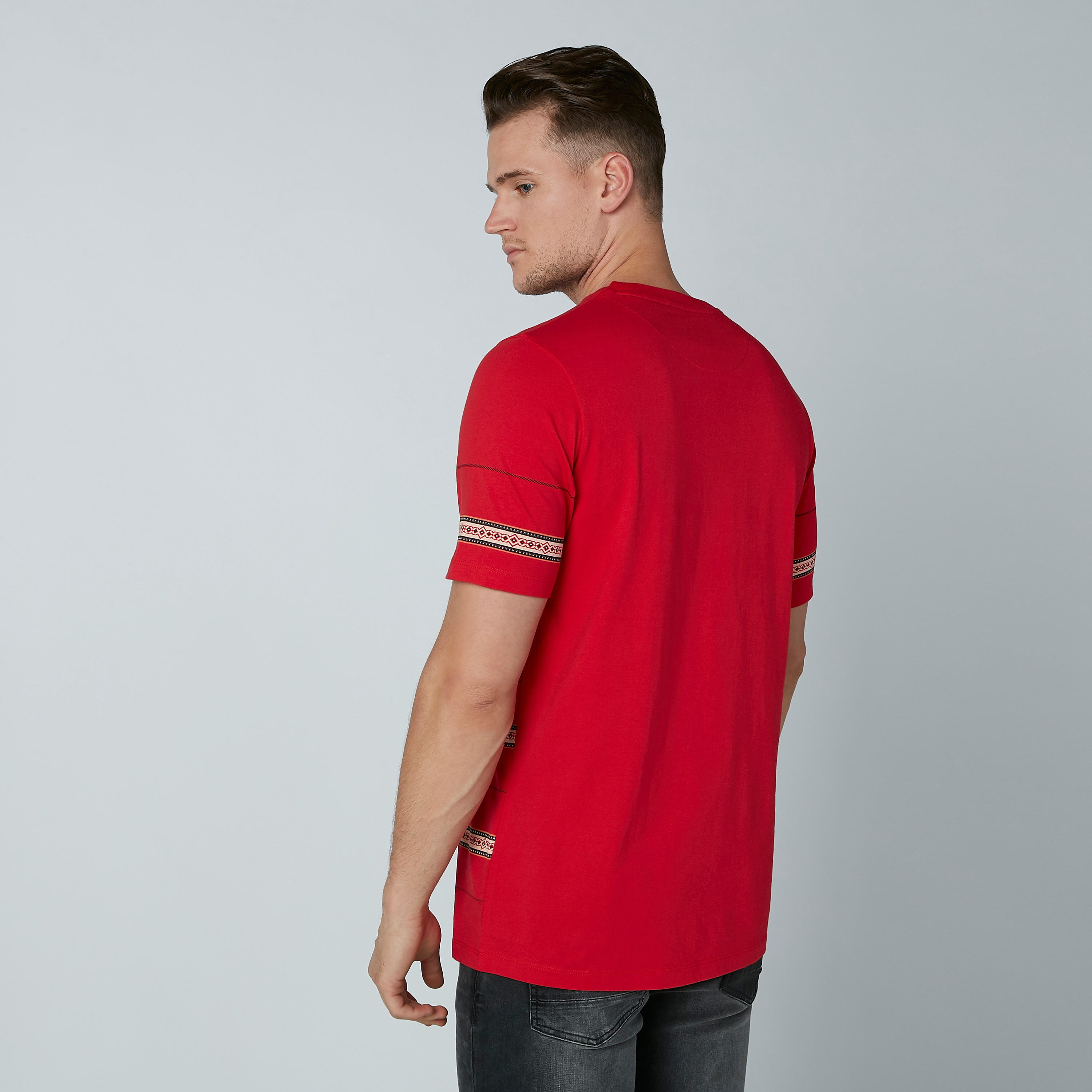 تيشيرت مستدام بياقة مستديرة وأكمام قصيرة وطبعات-men-clothing-tshirtsandpolos-tshirts-image-4