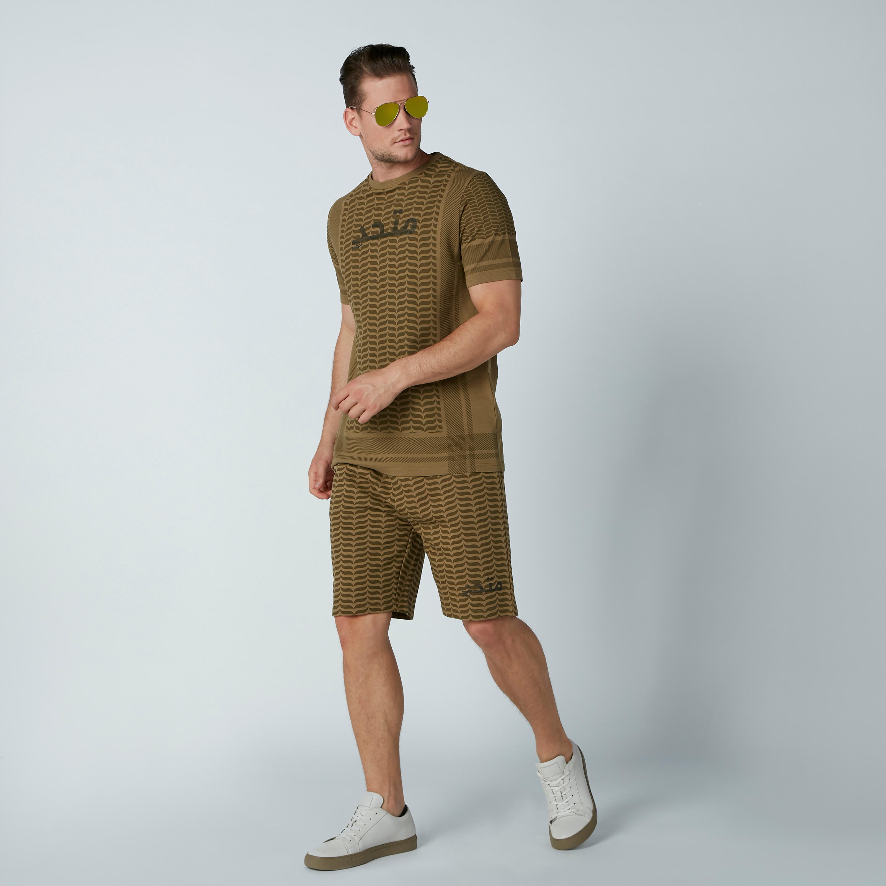 تيشيرت مستدام بياقة مستديرة وأكمام قصيرة وطبعات-men-clothing-tshirtsandpolos-tshirts-image-1