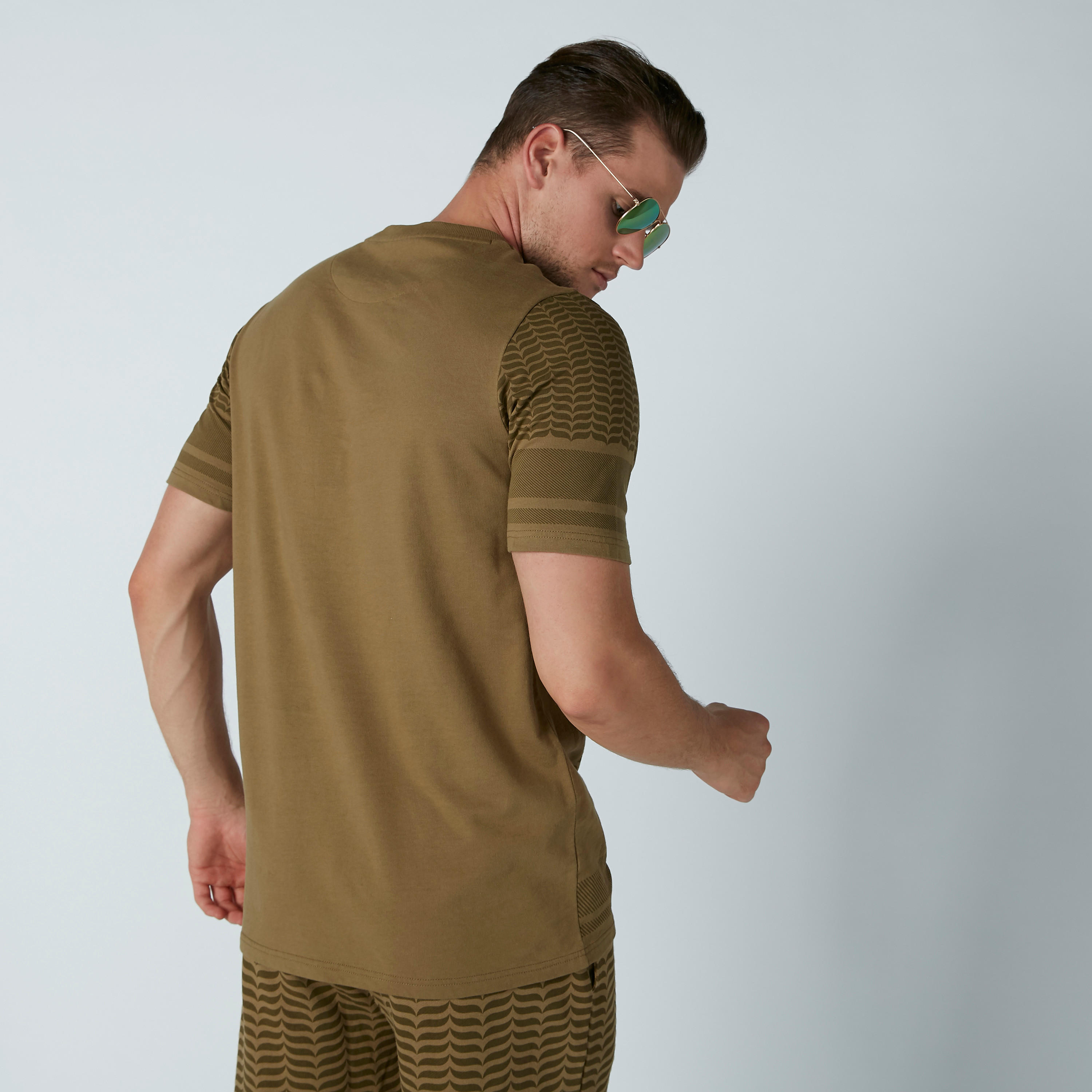 تيشيرت مستدام بياقة مستديرة وأكمام قصيرة وطبعات-men-clothing-tshirtsandpolos-tshirts-image-3