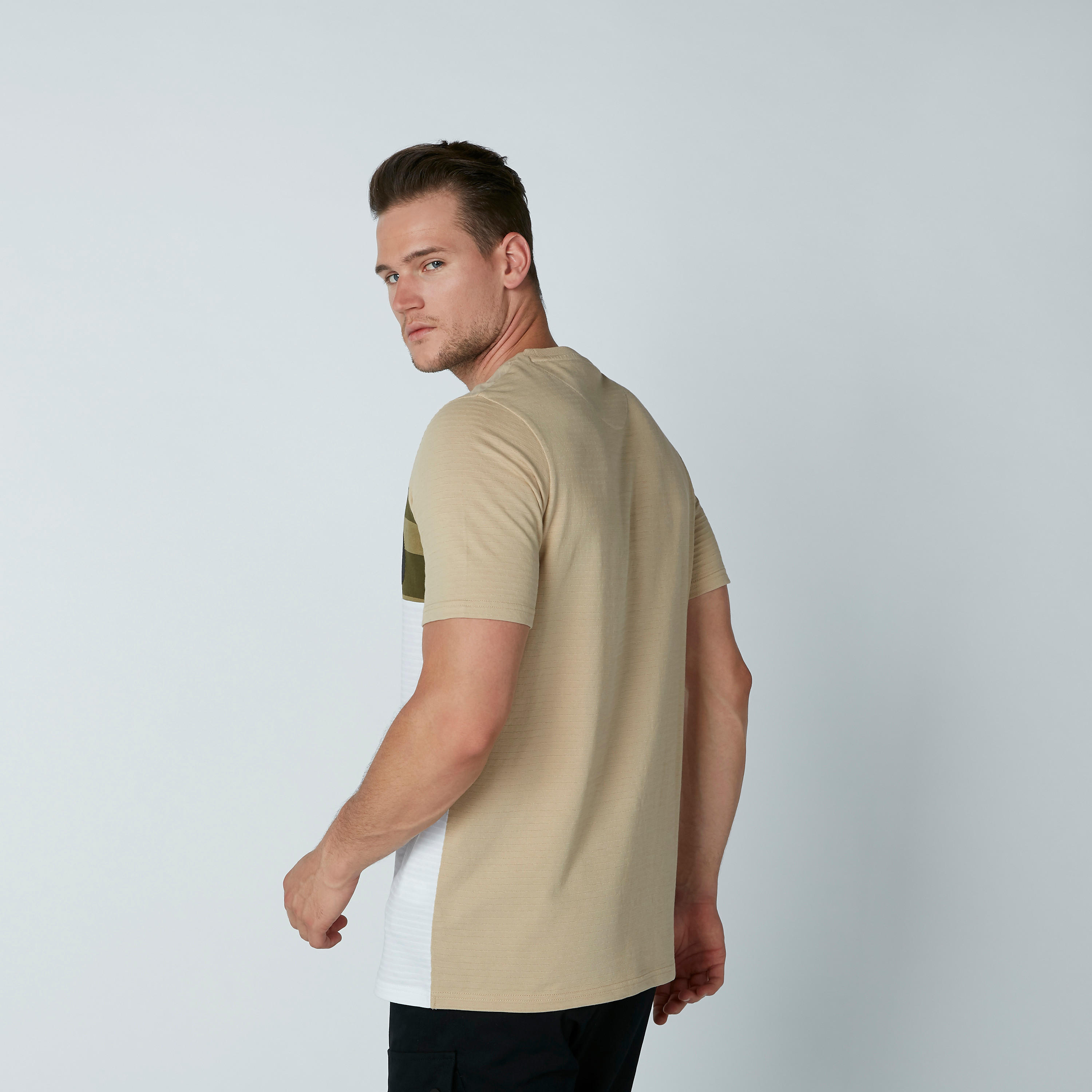 تيشيرت مستدام بياقة مستديرة وأكمام قصيرة وطبعات-men-clothing-tshirtsandpolos-tshirts-image-3