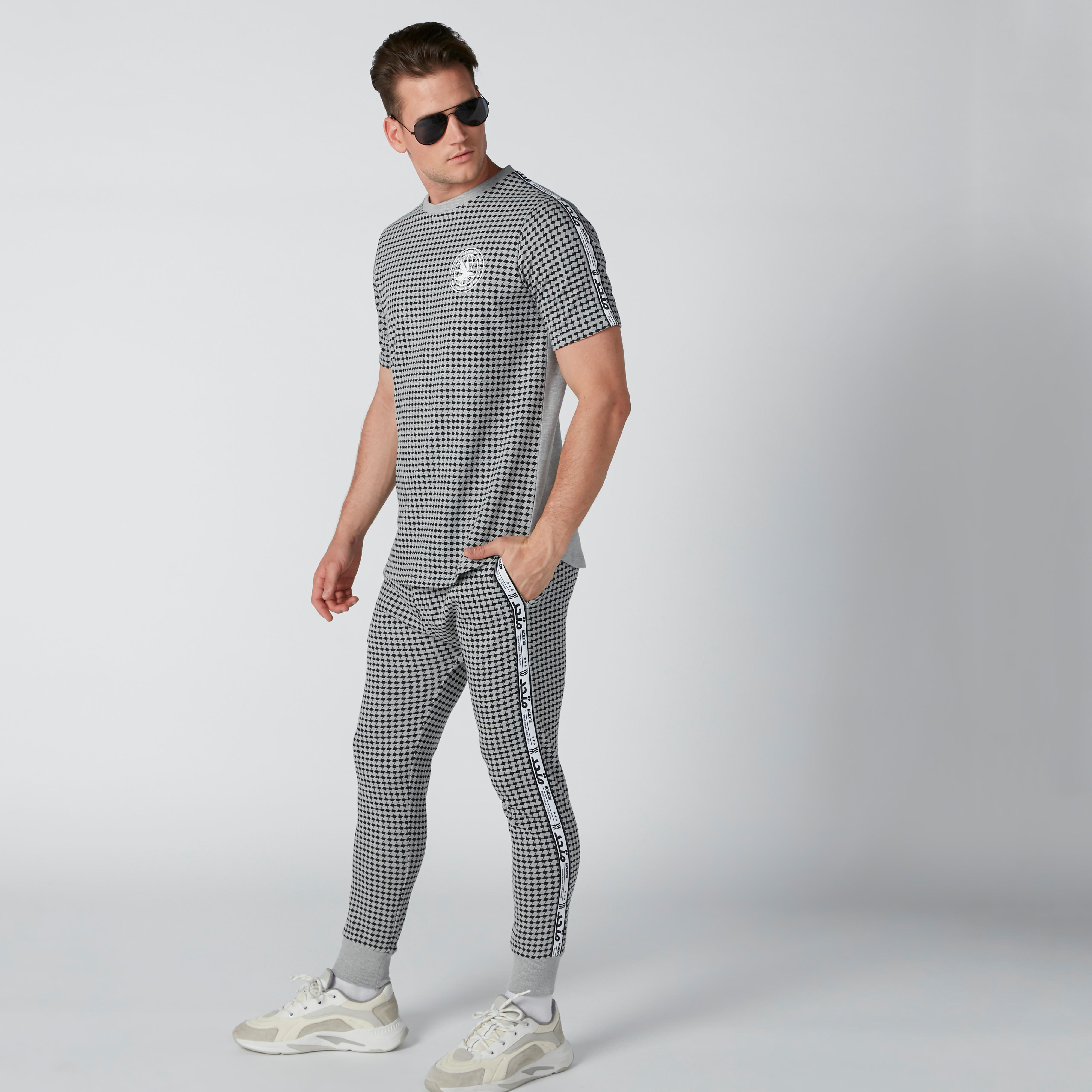 تيشيرت مستدام بأكمام قصيرة وشريطة وطبعات-men-clothing-tshirtsandpolos-tshirts-image-1