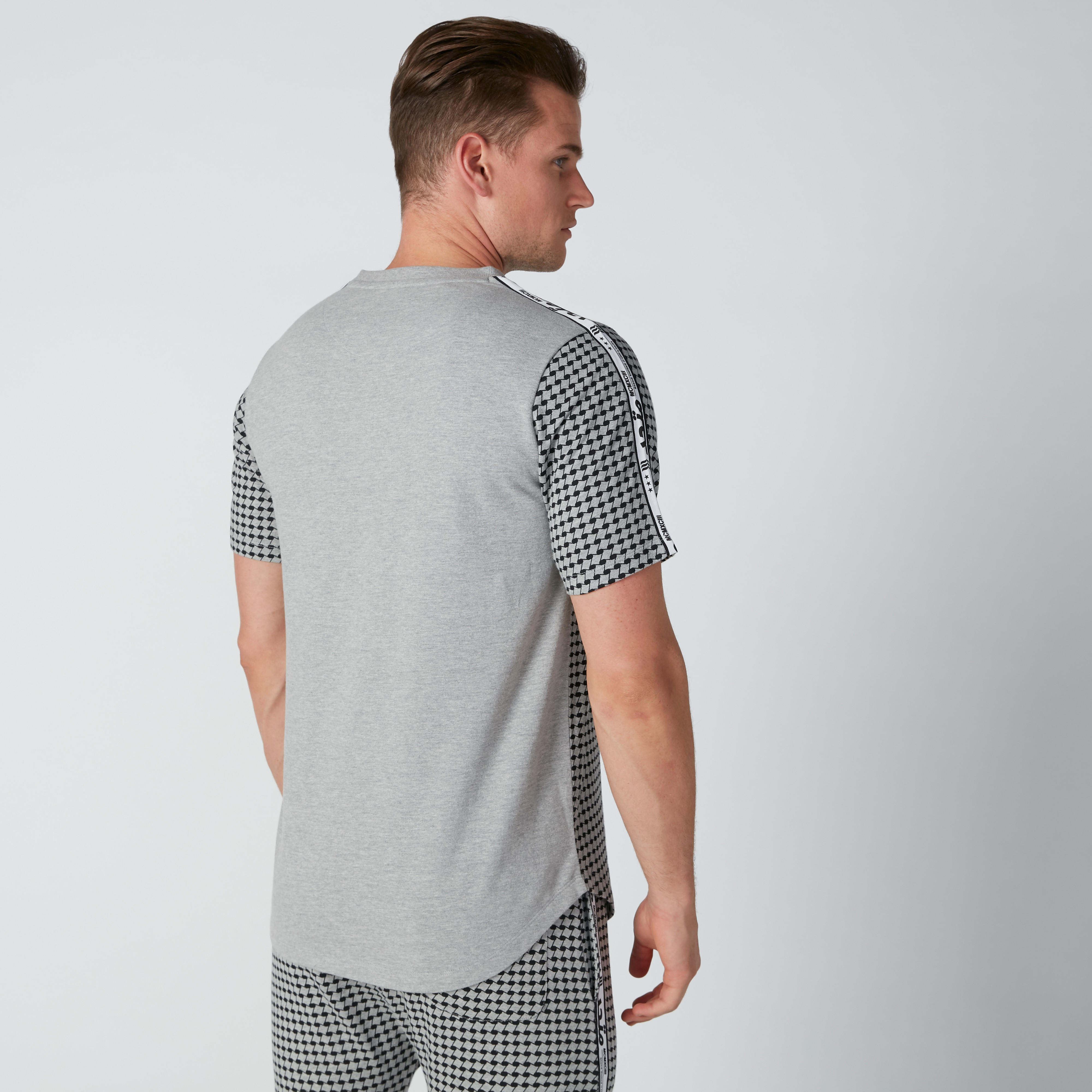 تيشيرت مستدام بأكمام قصيرة وشريطة وطبعات-men-clothing-tshirtsandpolos-tshirts-image-4