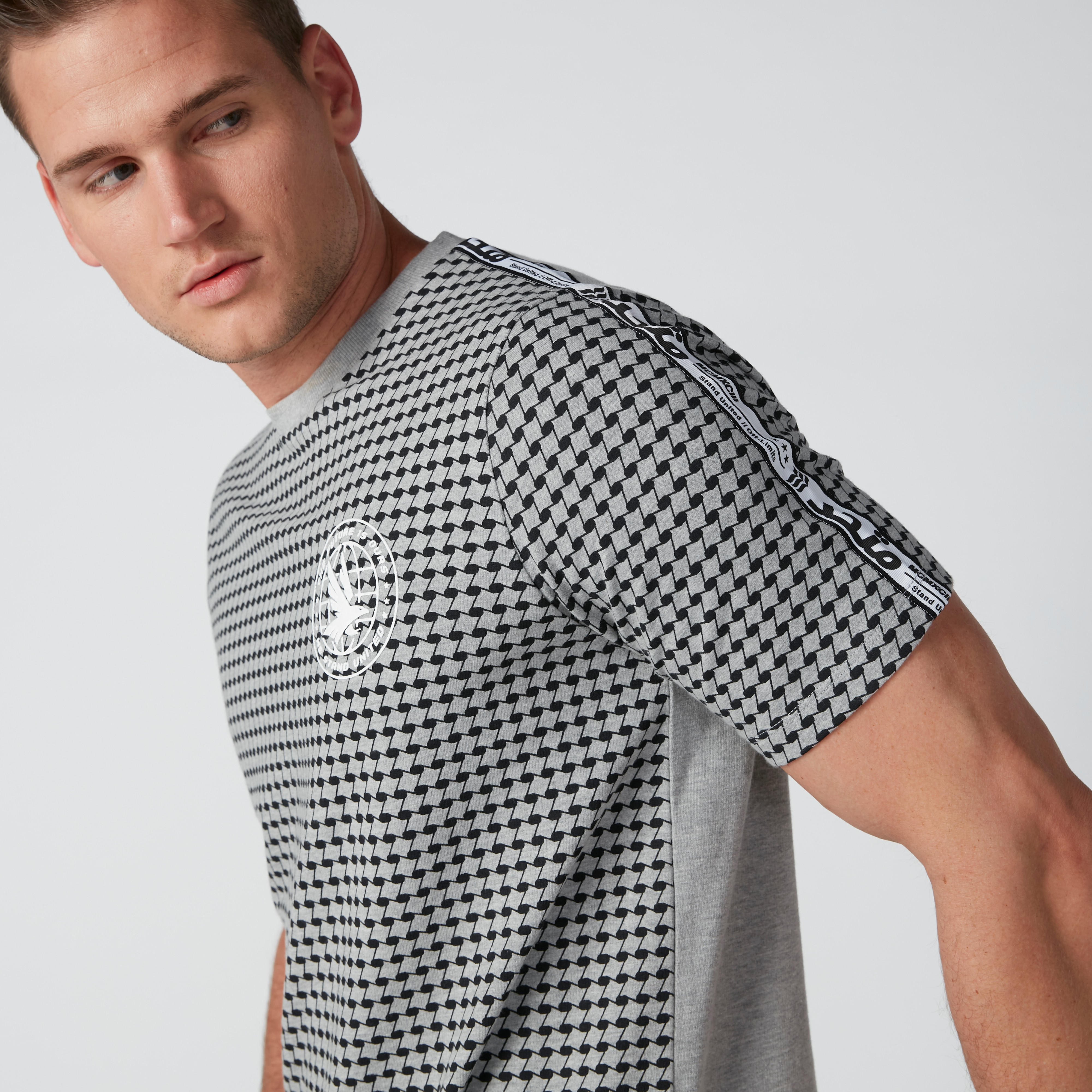 تيشيرت مستدام بأكمام قصيرة وشريطة وطبعات-men-clothing-tshirtsandpolos-tshirts-image-5