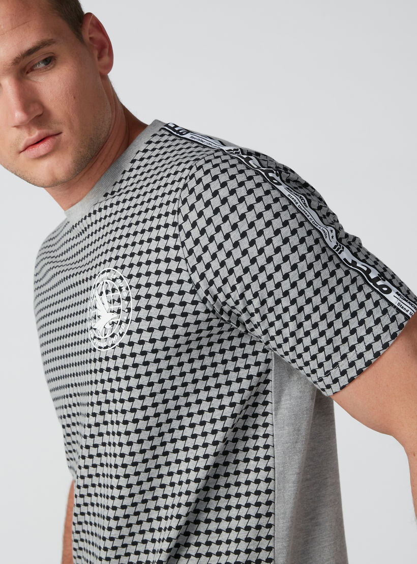 تيشيرت مستدام بأكمام قصيرة وشريطة وطبعات-men-clothing-tshirtsandpolos-tshirts-image-5