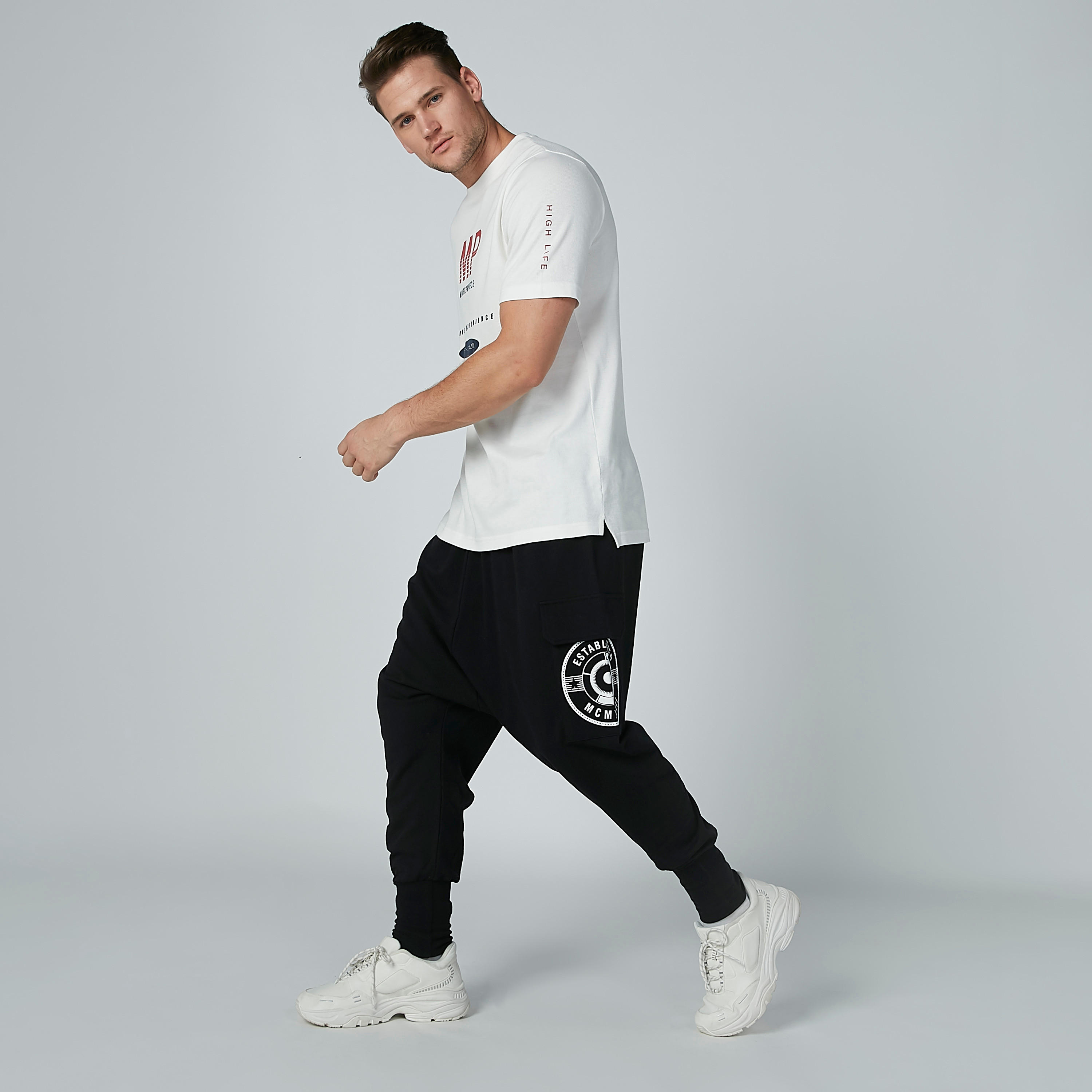 بنطال رياضي بخصر مطّاطي وجيوب وطبعات-men-clothing-bottoms-joggers-image-1