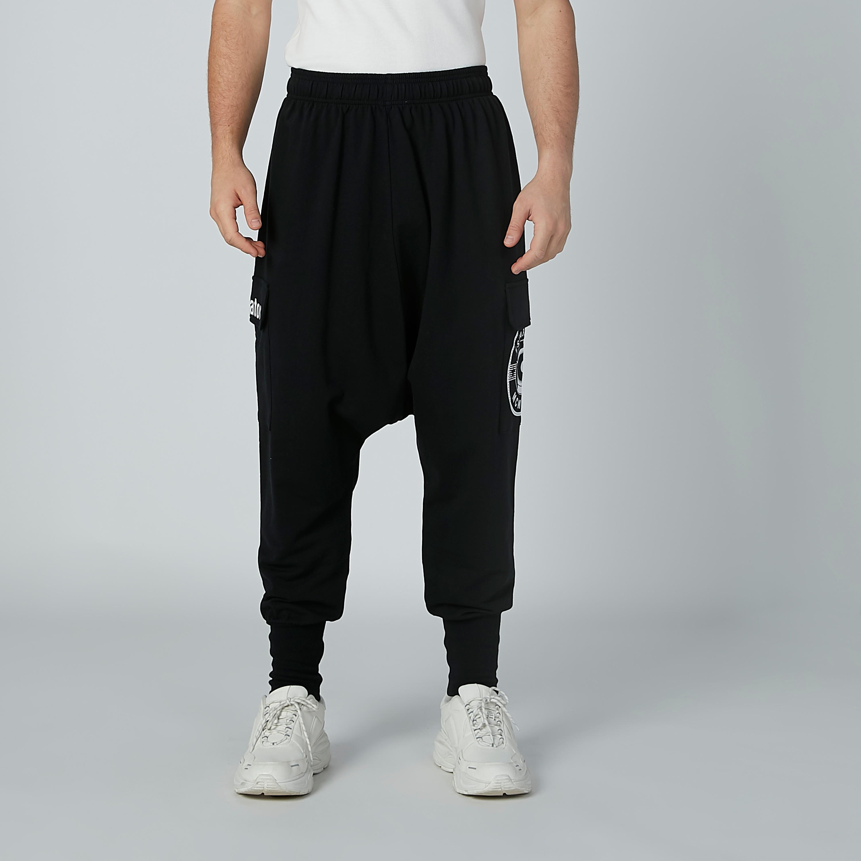 بنطال رياضي بخصر مطّاطي وجيوب وطبعات-men-clothing-bottoms-joggers-image-2