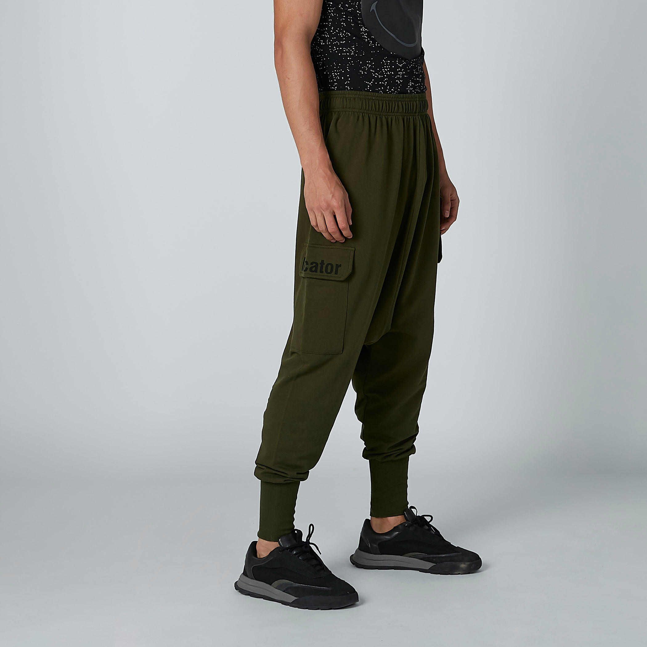 بنطال رياضي بأساور مطّاطية وجيوب وطبعات-men-clothing-bottoms-joggers-image-1