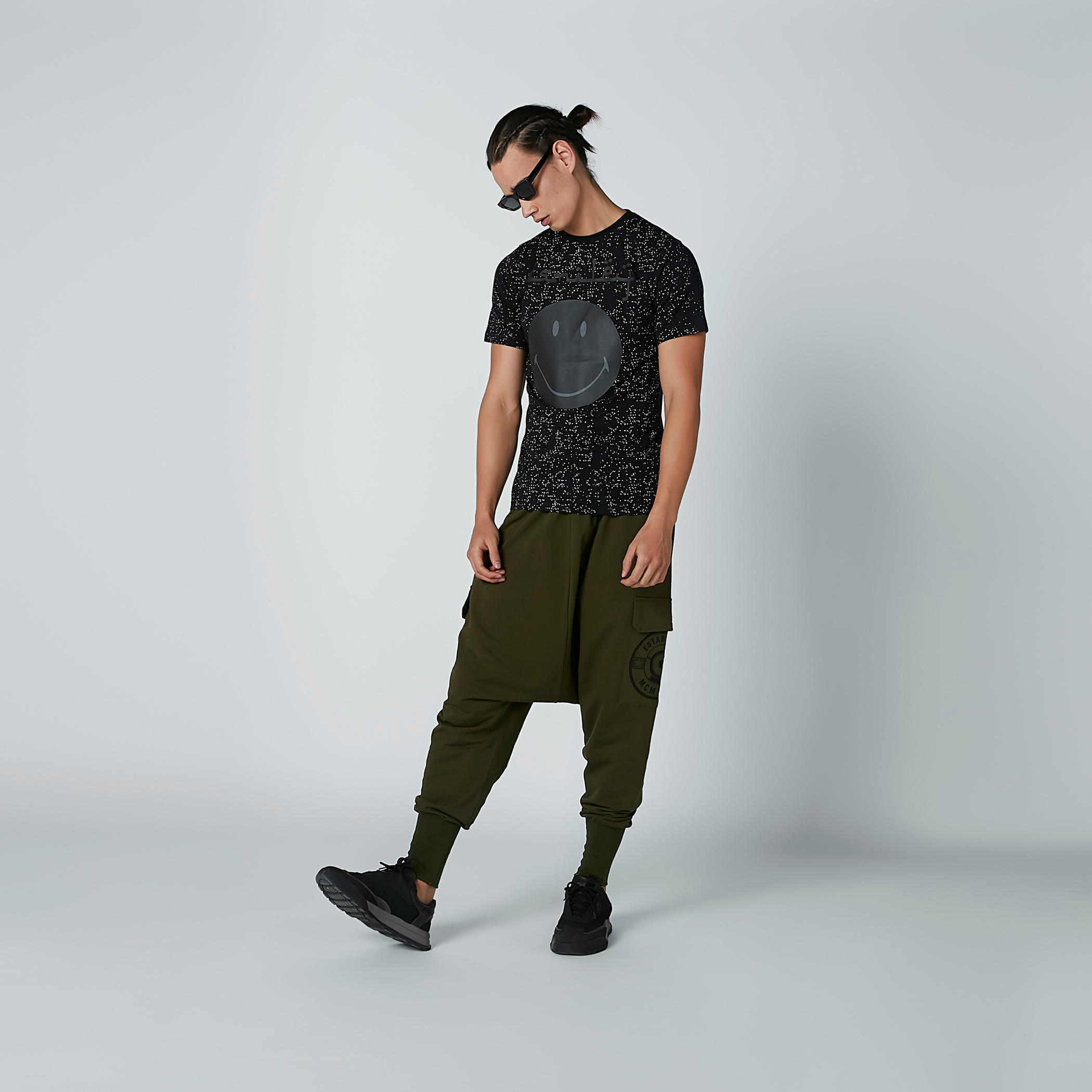 بنطال رياضي بأساور مطّاطية وجيوب وطبعات-men-clothing-bottoms-joggers-image-2