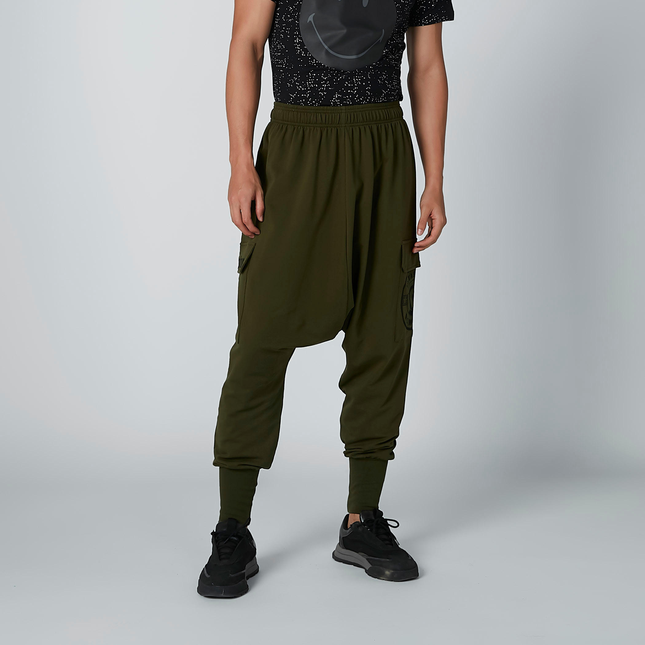 بنطال رياضي بأساور مطّاطية وجيوب وطبعات-men-clothing-bottoms-joggers-image-3