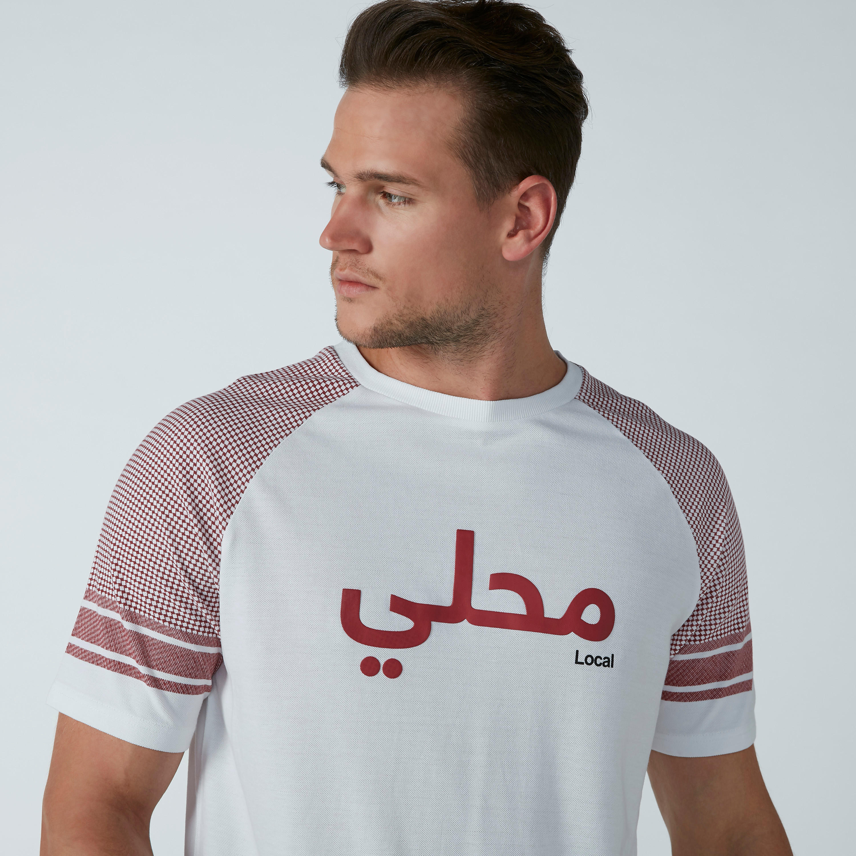 تيشيرت مستدام بأكمام مغايرة وطبعات نصيّة عربية-men-clothing-tshirtsandpolos-tshirts-image-1