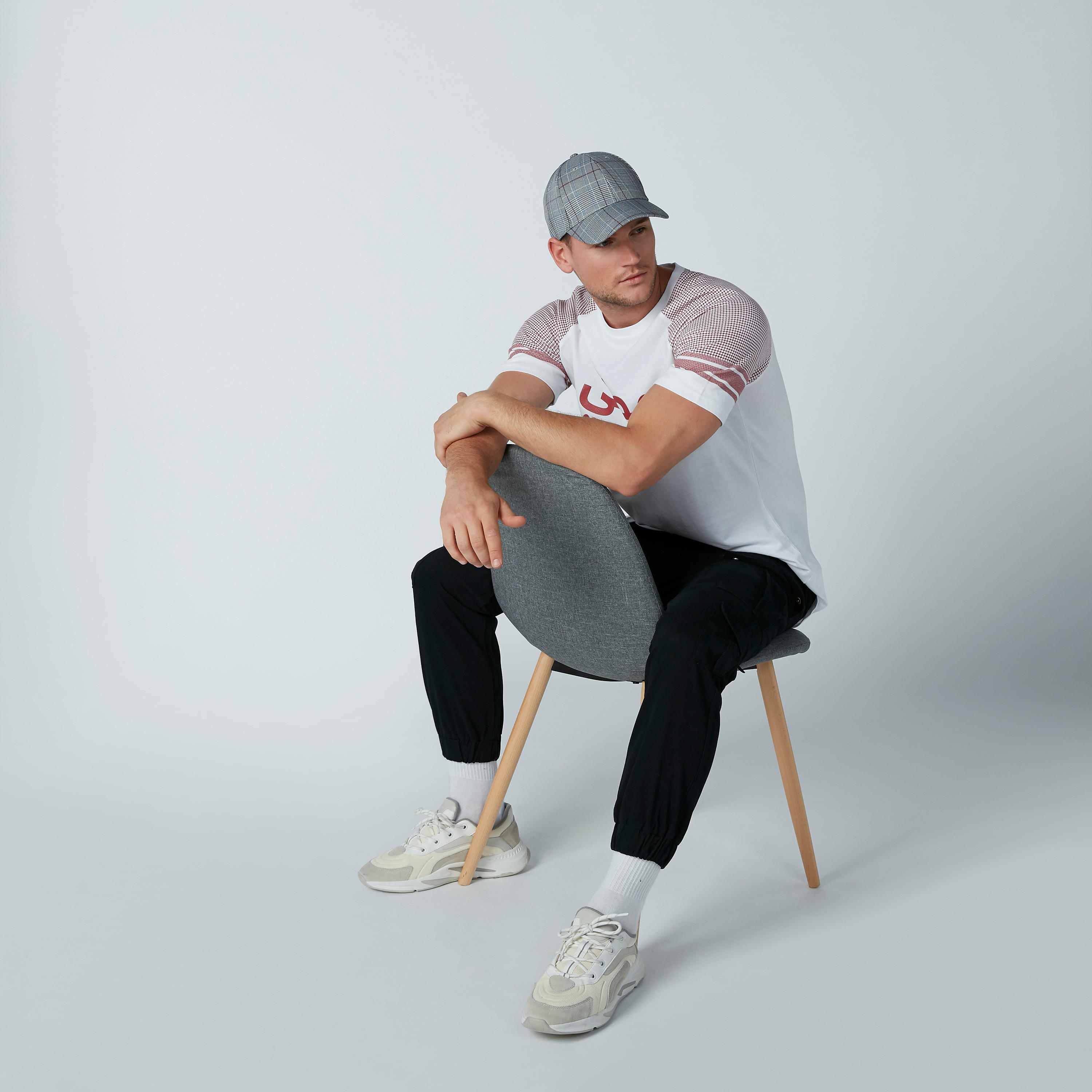 تيشيرت مستدام بأكمام مغايرة وطبعات نصيّة عربية-men-clothing-tshirtsandpolos-tshirts-image-2
