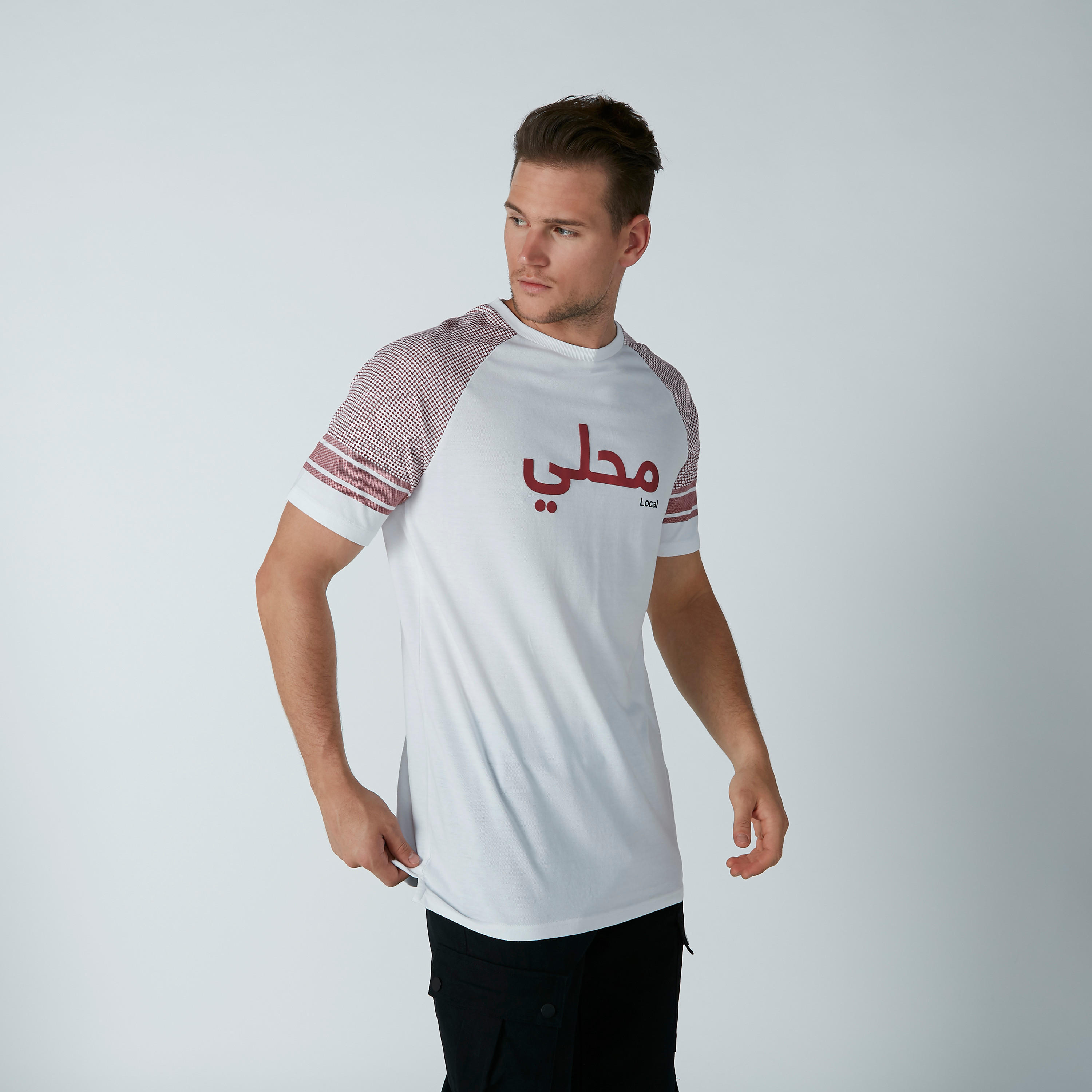 تيشيرت مستدام بأكمام مغايرة وطبعات نصيّة عربية-men-clothing-tshirtsandpolos-tshirts-image-3