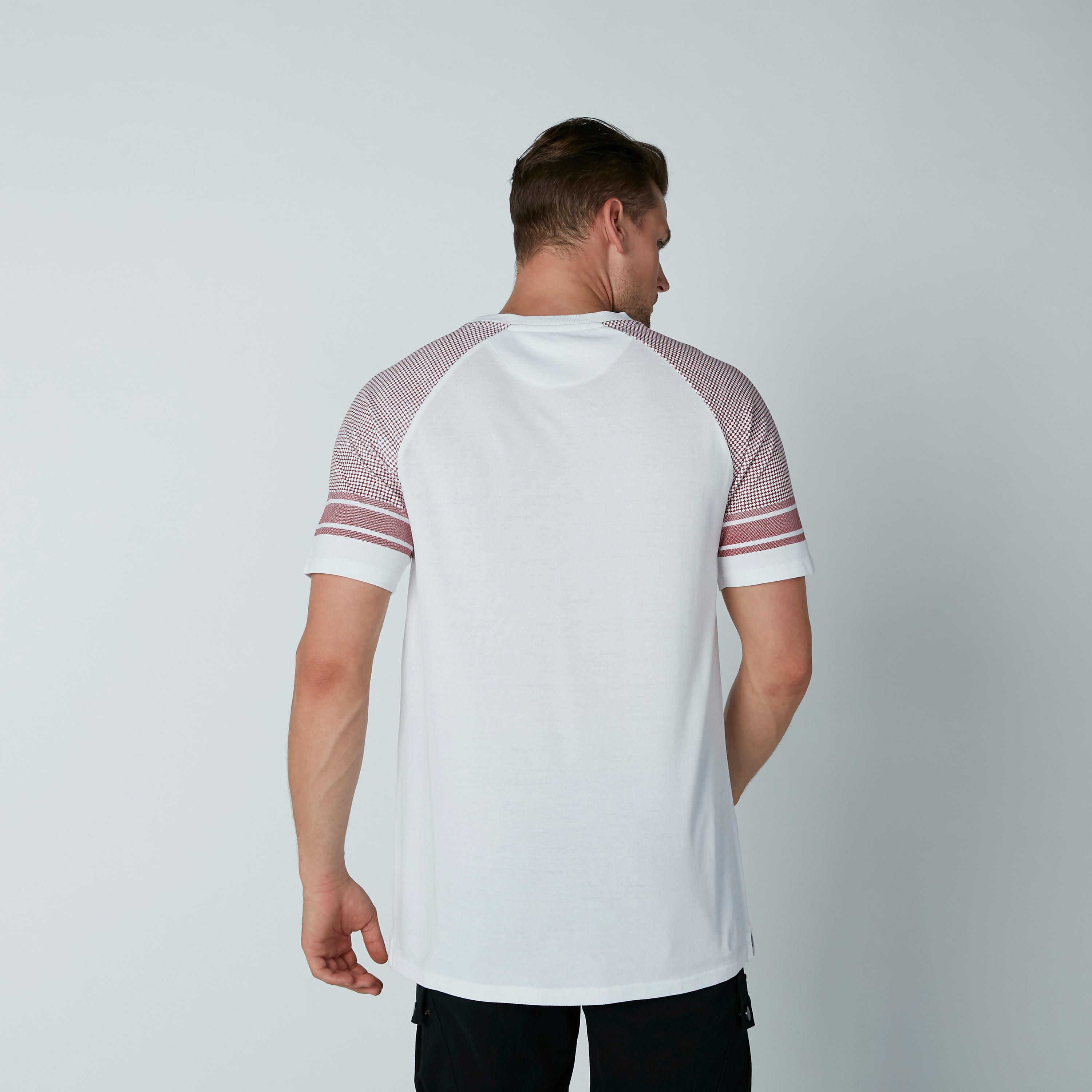 تيشيرت مستدام بأكمام مغايرة وطبعات نصيّة عربية-men-clothing-tshirtsandpolos-tshirts-image-4