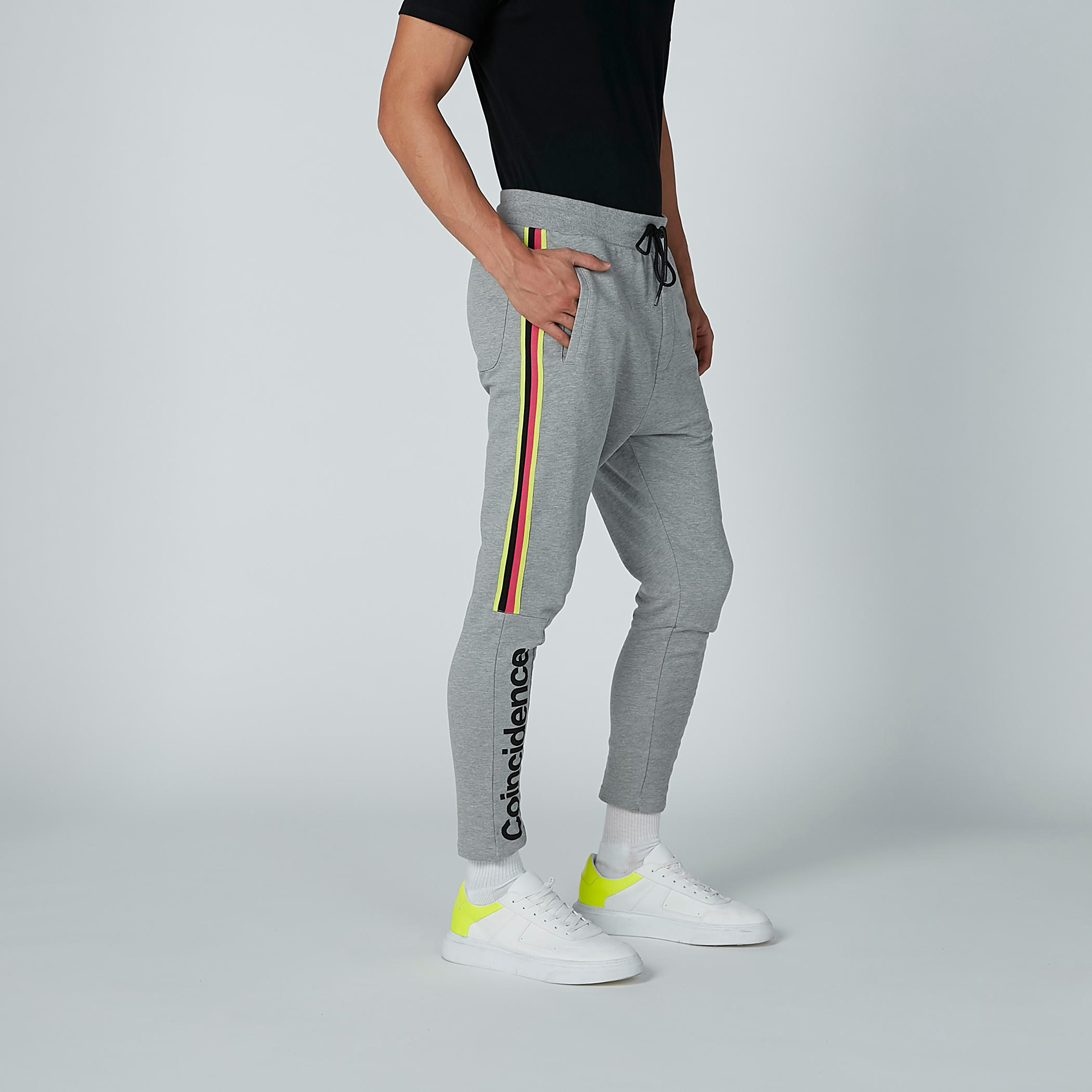 بنطال بجيوب وشريطة وطبعات نصيّة-men-clothing-bottoms-trousersandchinos-trousers-image-1
