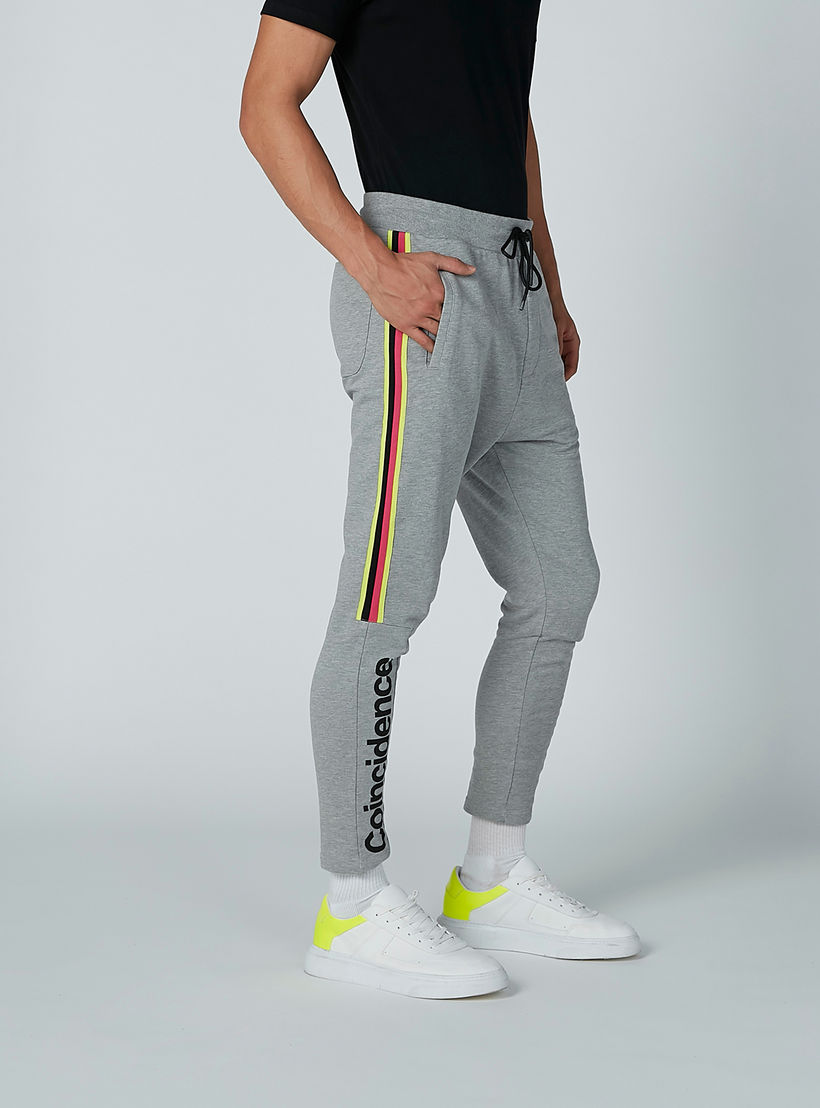 بنطال بجيوب وشريطة وطبعات نصيّة-men-clothing-bottoms-trousersandchinos-trousers-image-1