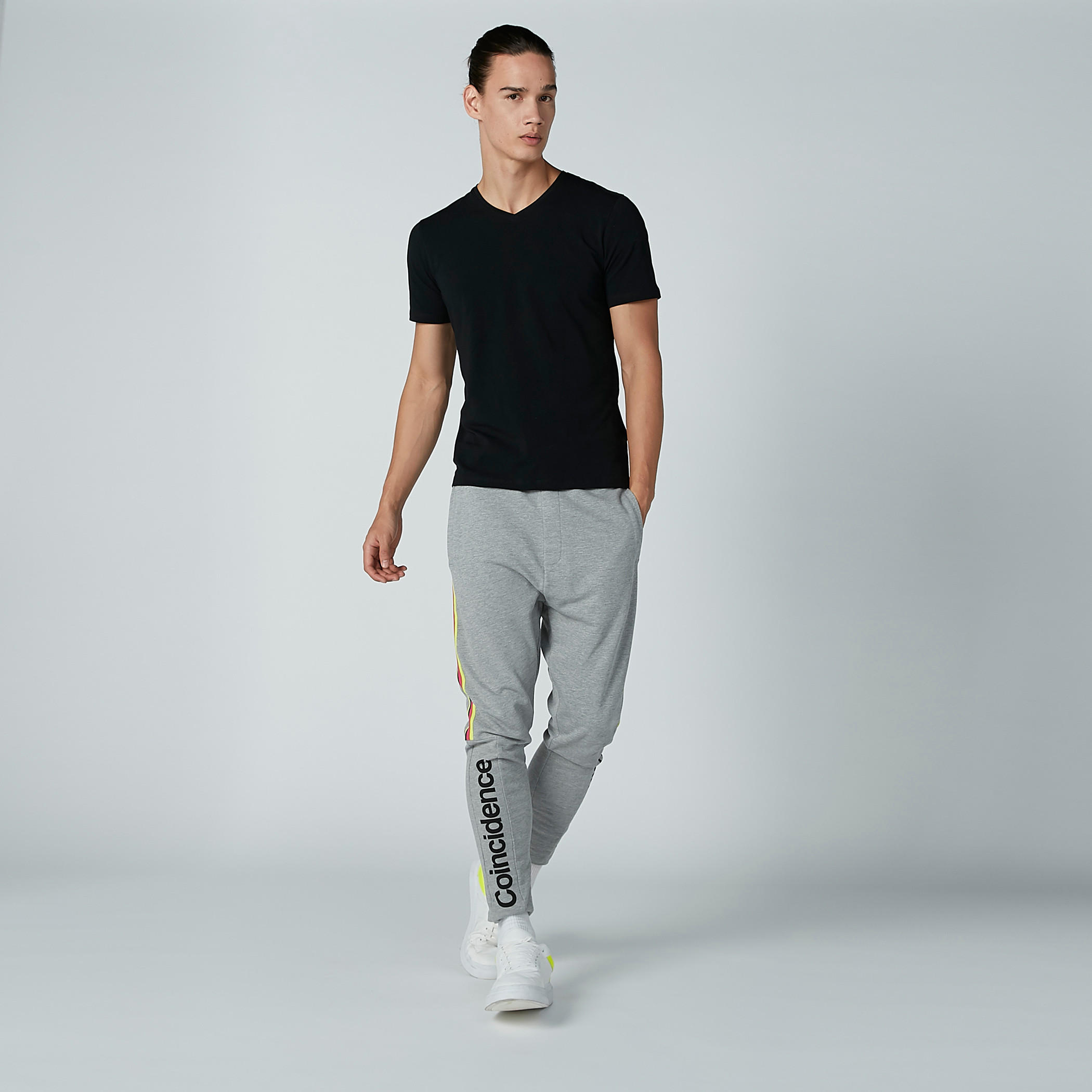 بنطال بجيوب وشريطة وطبعات نصيّة-men-clothing-bottoms-trousersandchinos-trousers-image-2