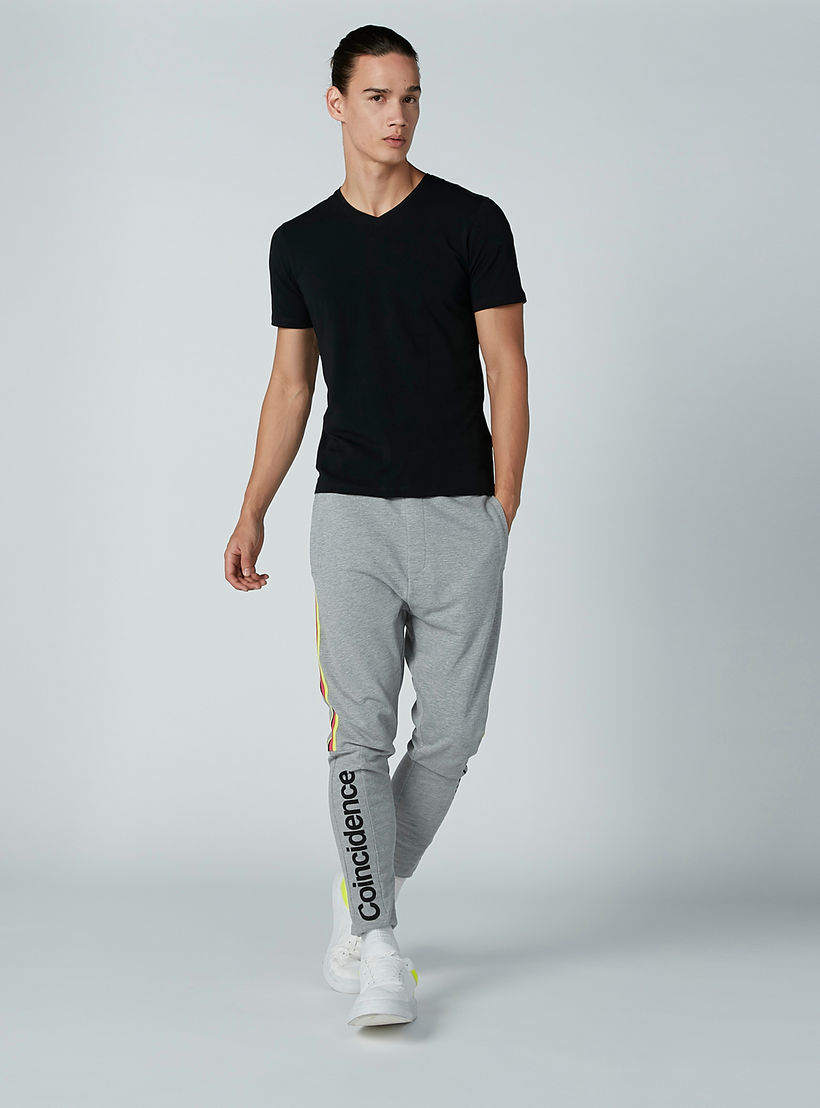 بنطال بجيوب وشريطة وطبعات نصيّة-men-clothing-bottoms-trousersandchinos-trousers-image-2