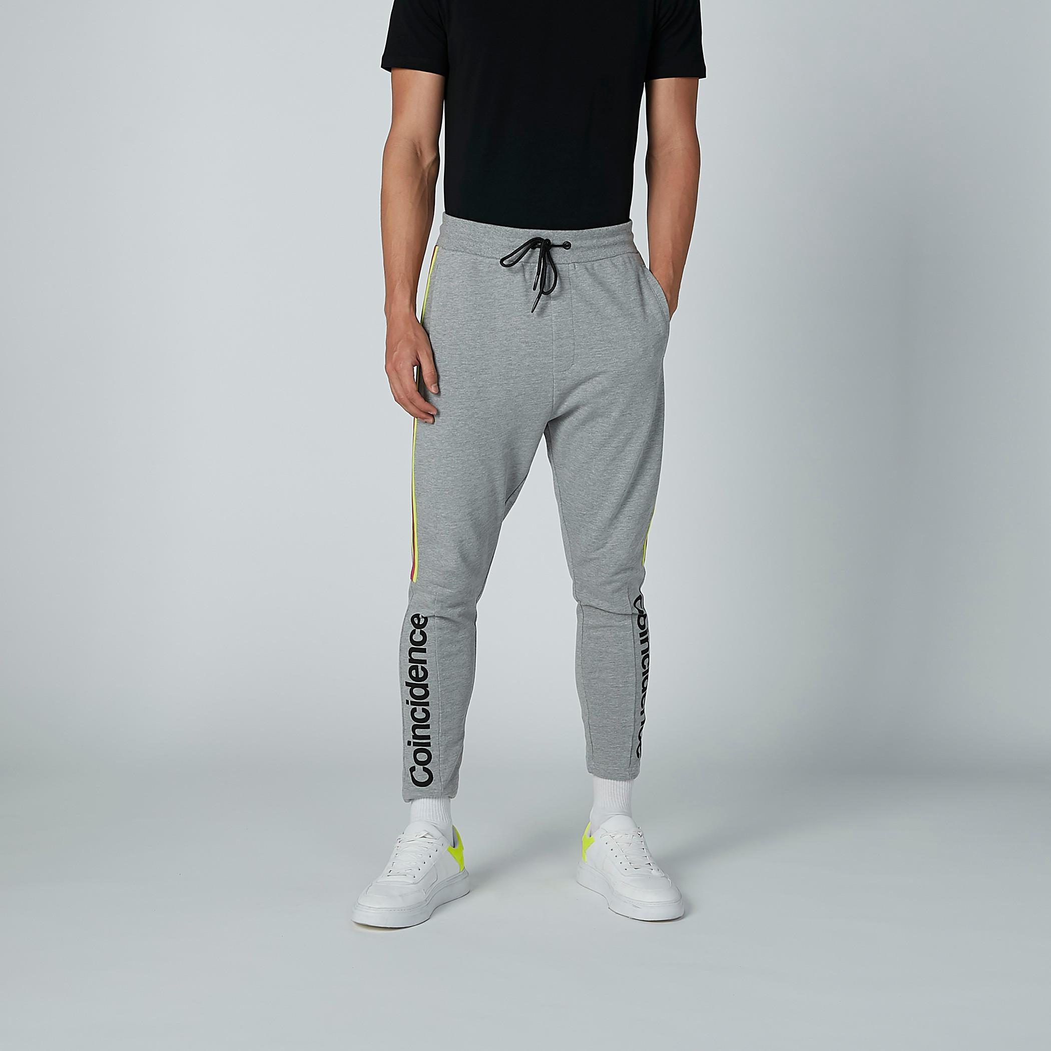 بنطال بجيوب وشريطة وطبعات نصيّة-men-clothing-bottoms-trousersandchinos-trousers-image-3