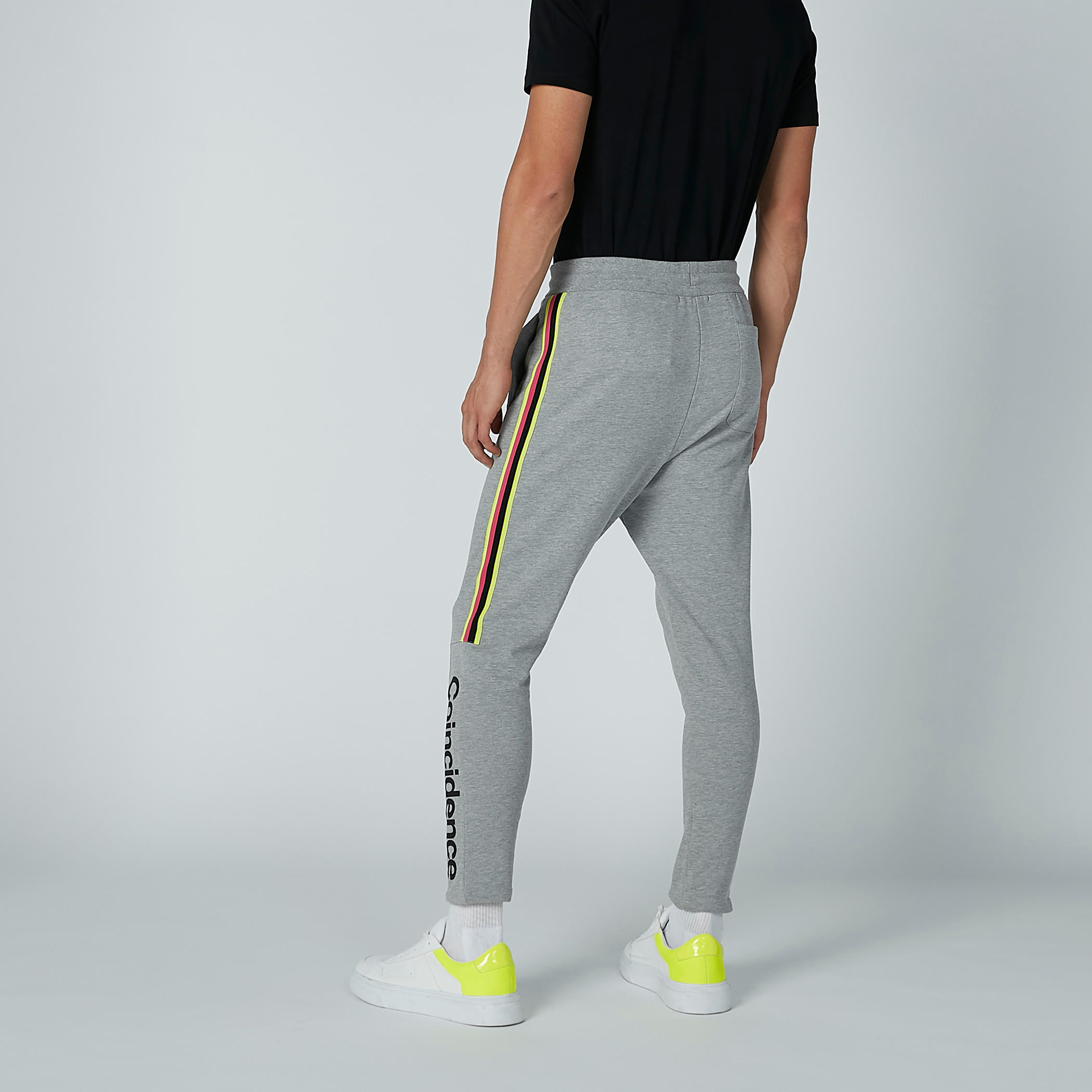 بنطال بجيوب وشريطة وطبعات نصيّة-men-clothing-bottoms-trousersandchinos-trousers-image-4