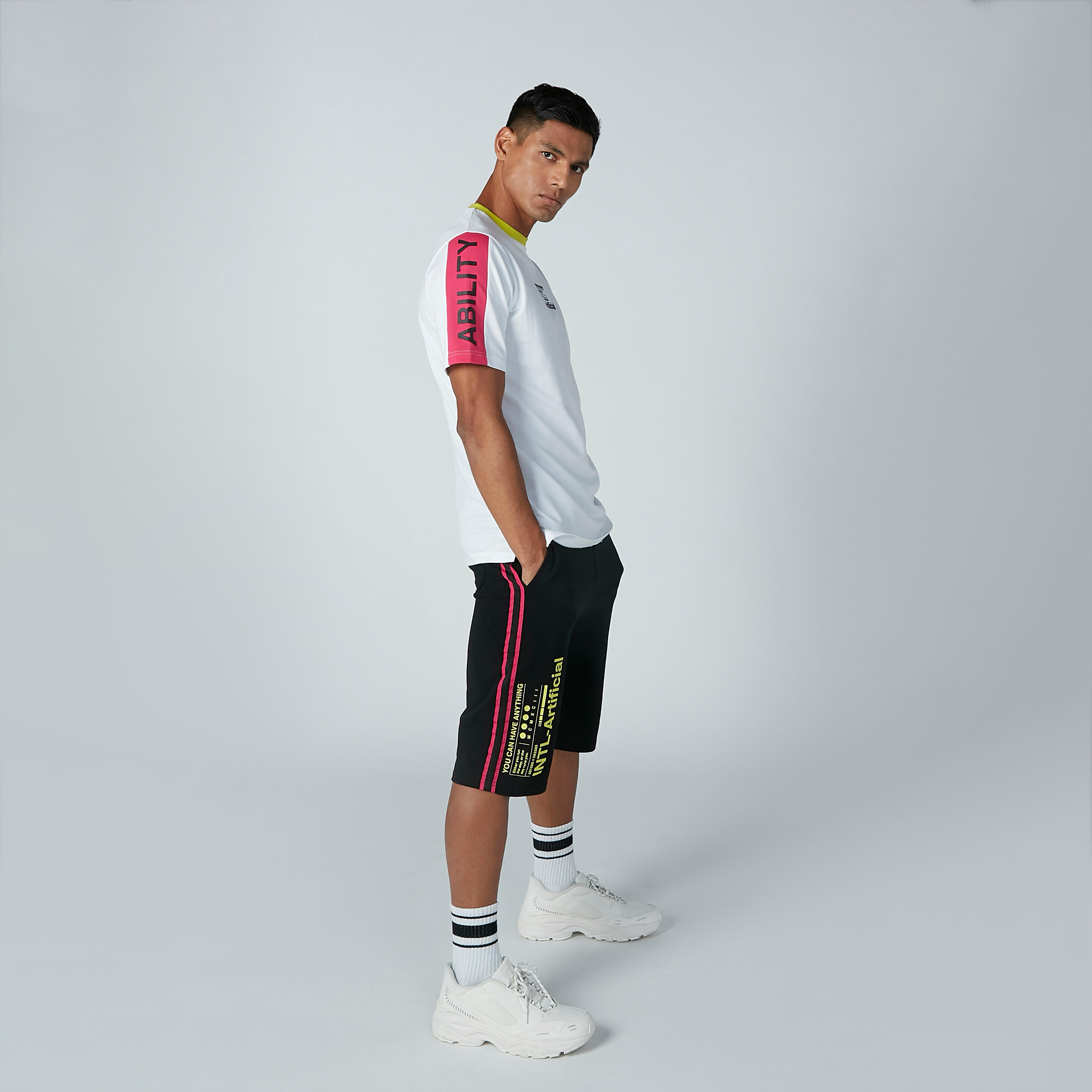 تيشيرت بياقة مستديرة وأكمام قصيرة وطبعات-men-clothing-tshirtsandpolos-tshirts-image-2