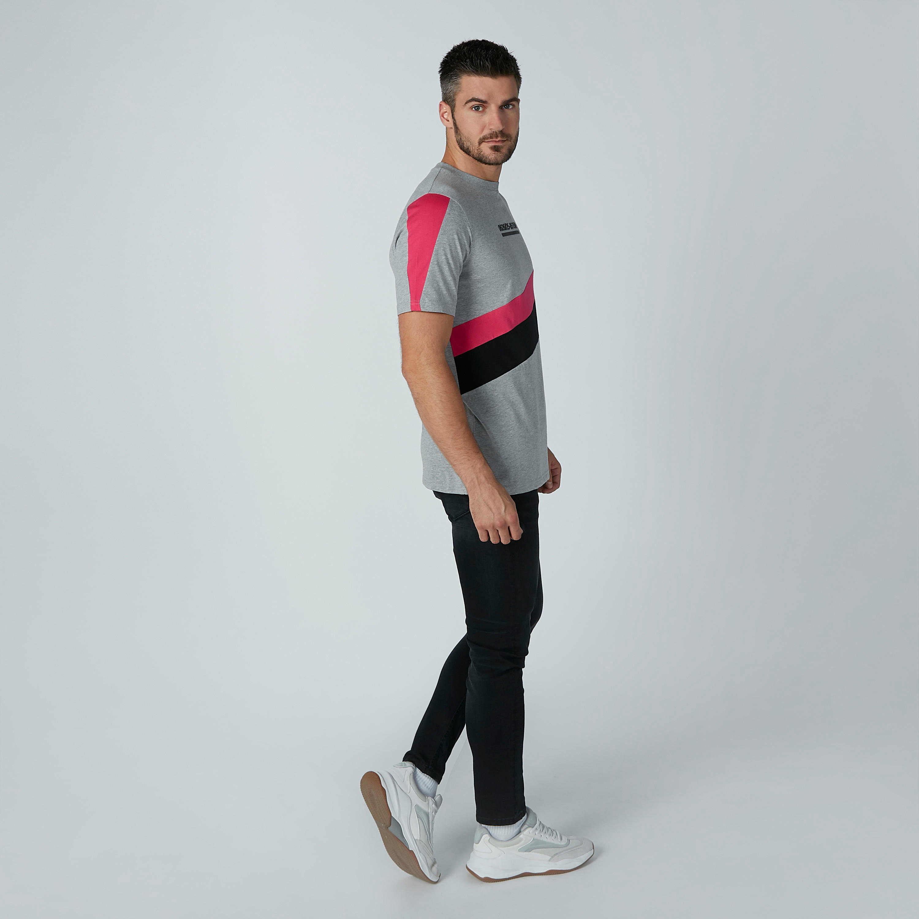 تيشيرت بطبعات وياقة مستديرة وأكمام قصيرة-men-clothing-tshirtsandpolos-tshirts-image-2